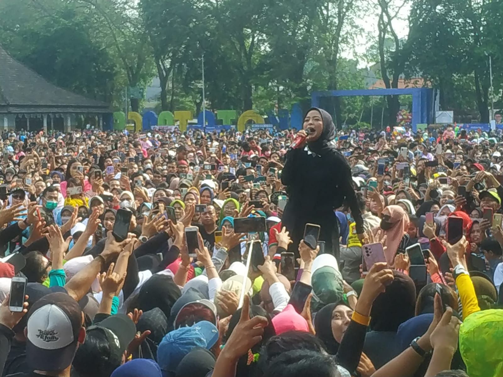 Antusiasme Besar Masyarakat Tangerang Saat Hadiri Konser Kebangsaan Muhaimin di Lapangan Ahmad Yani, Alun-alun Kota Tangerang, pada Minggu, (12/6/2022). (tangselpos.id/Ist)