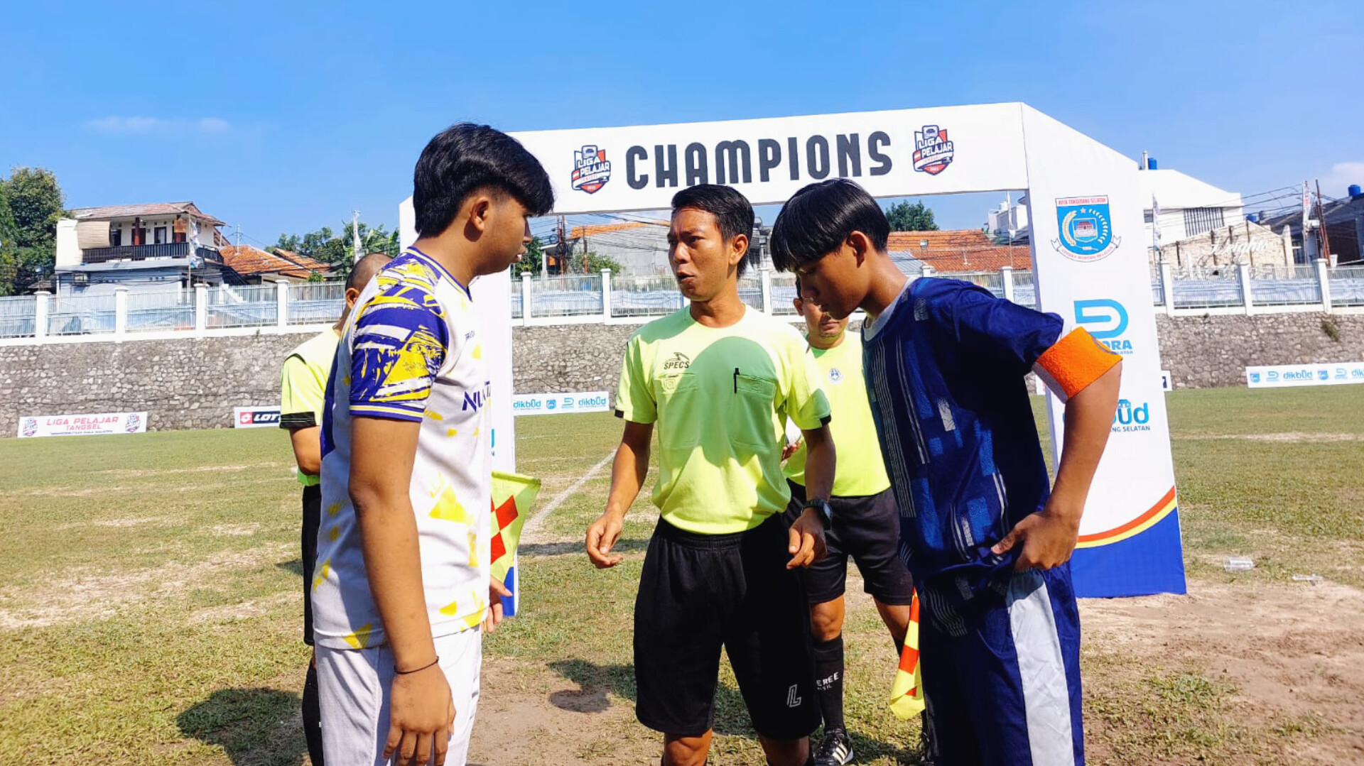 Perhelatan Liga Pelajar Tangsel resmi bergulir usai dibuka secara langsung oleh Kadispora Tangsel, Mursinah di Stadion Universitas Muhammadiyah Jakarta, Senin (16/6).