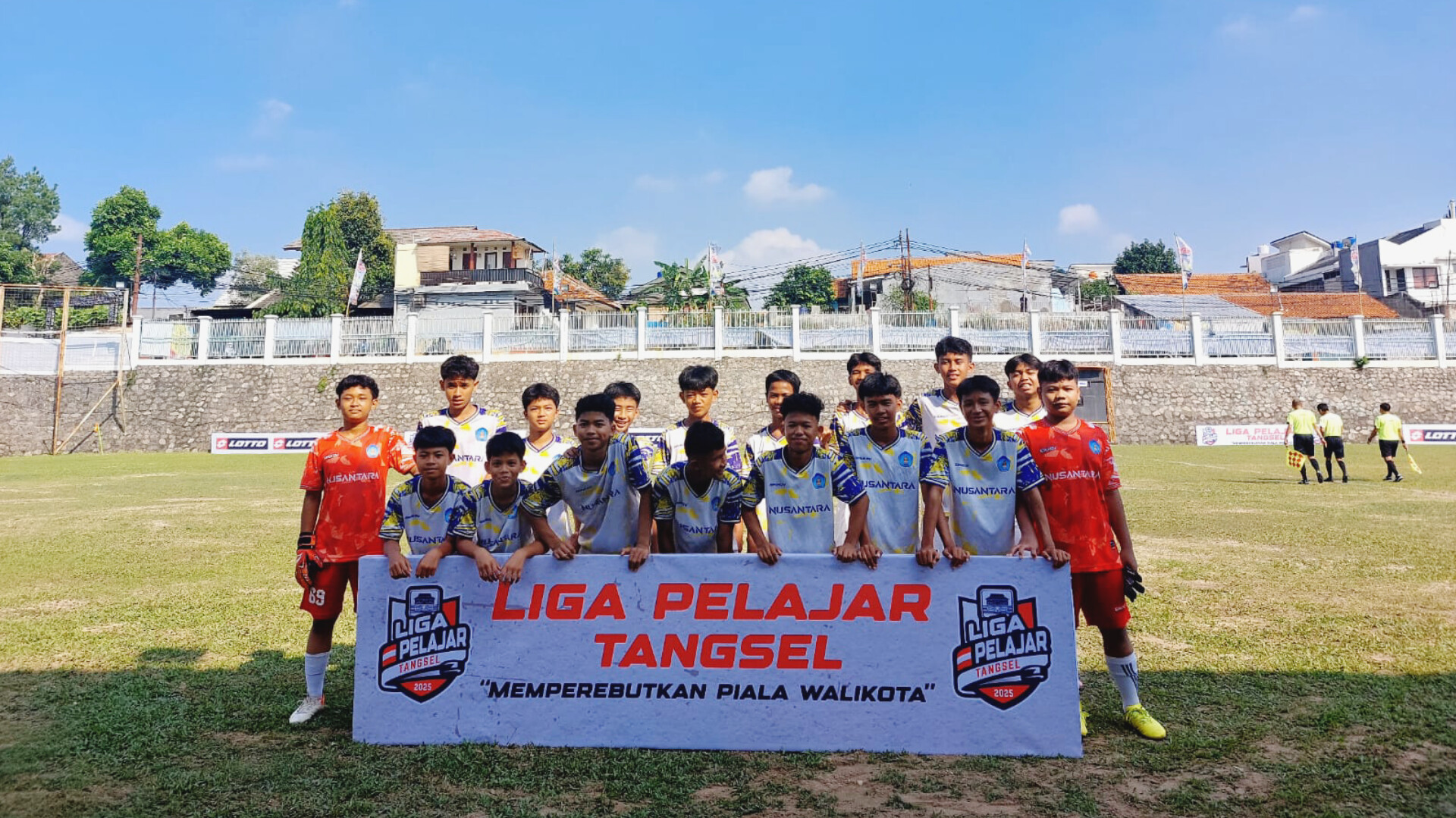 Perhelatan Liga Pelajar Tangsel resmi bergulir usai dibuka secara langsung oleh Kadispora Tangsel, Mursinah di Stadion Universitas Muhammadiyah Jakarta, Senin (16/6).