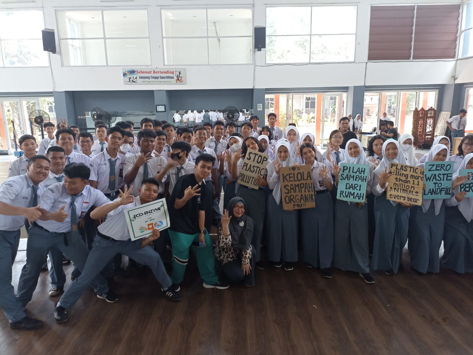 Lokakarya Pemilahan Sampah Plastik di SMAN 2 Kota Tangerang Selatan, Senin (29/4/2024).