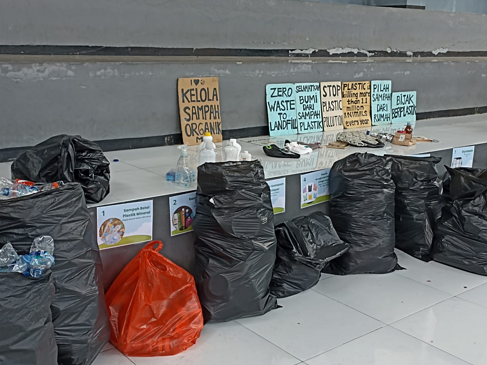 Lokakarya Pemilahan Sampah Plastik di SMAN 2 Kota Tangerang Selatan, Senin (29/4/2024).