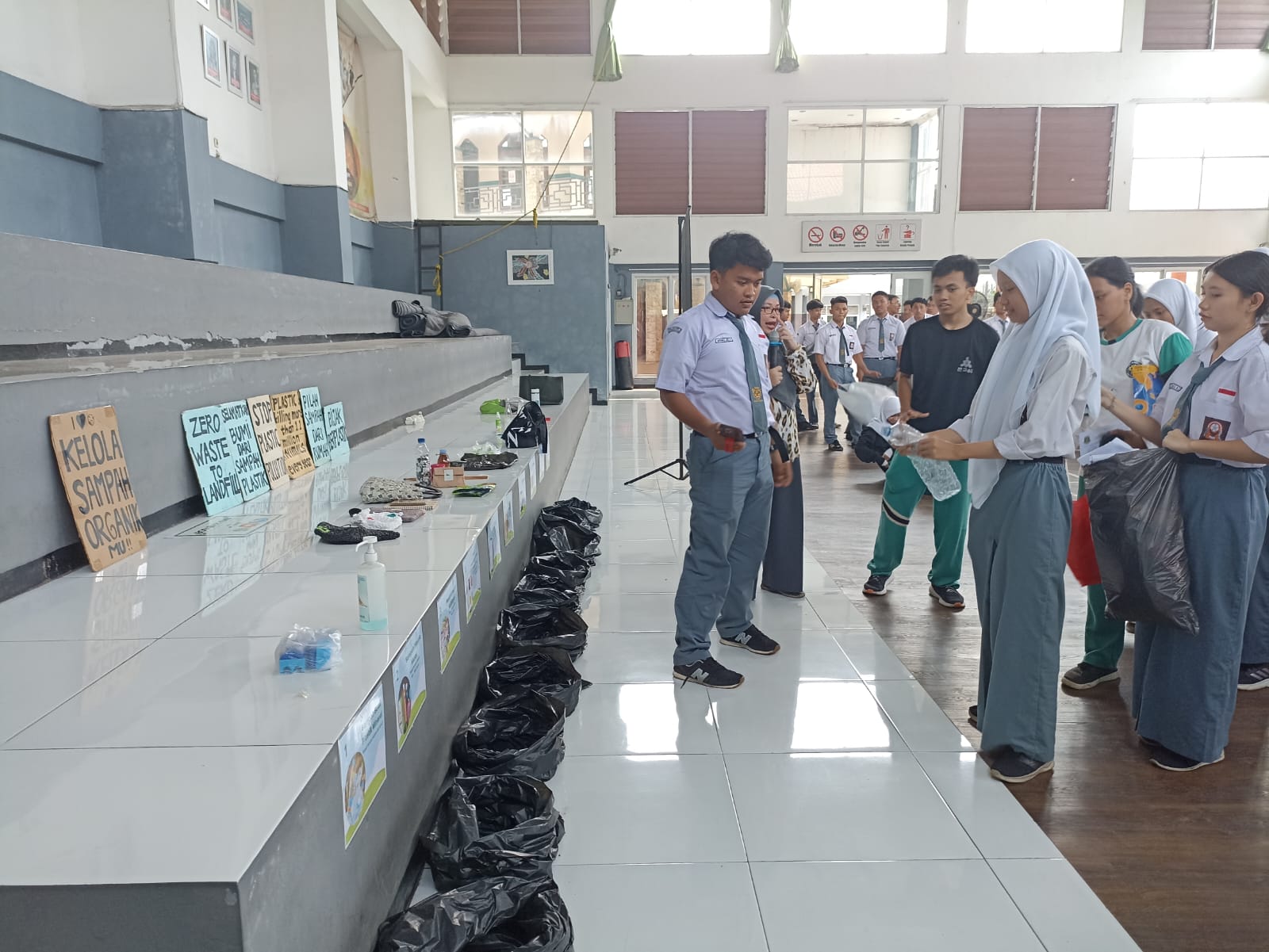 Lokakarya Pemilahan Sampah Plastik di SMAN 2 Kota Tangerang Selatan, Senin (29/4/2024).