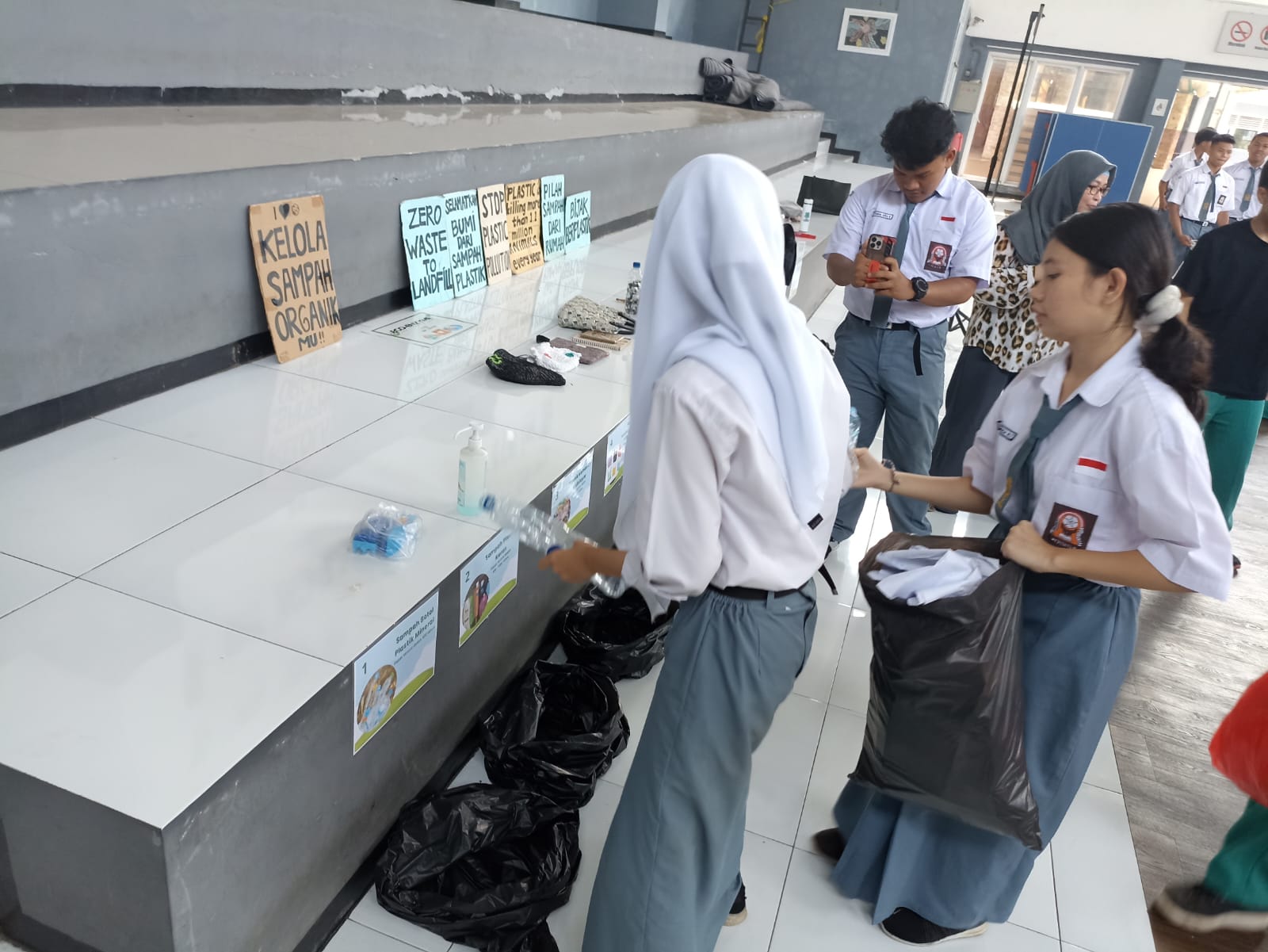 Lokakarya Pemilahan Sampah Plastik di SMAN 2 Kota Tangerang Selatan, Senin (29/4/2024).