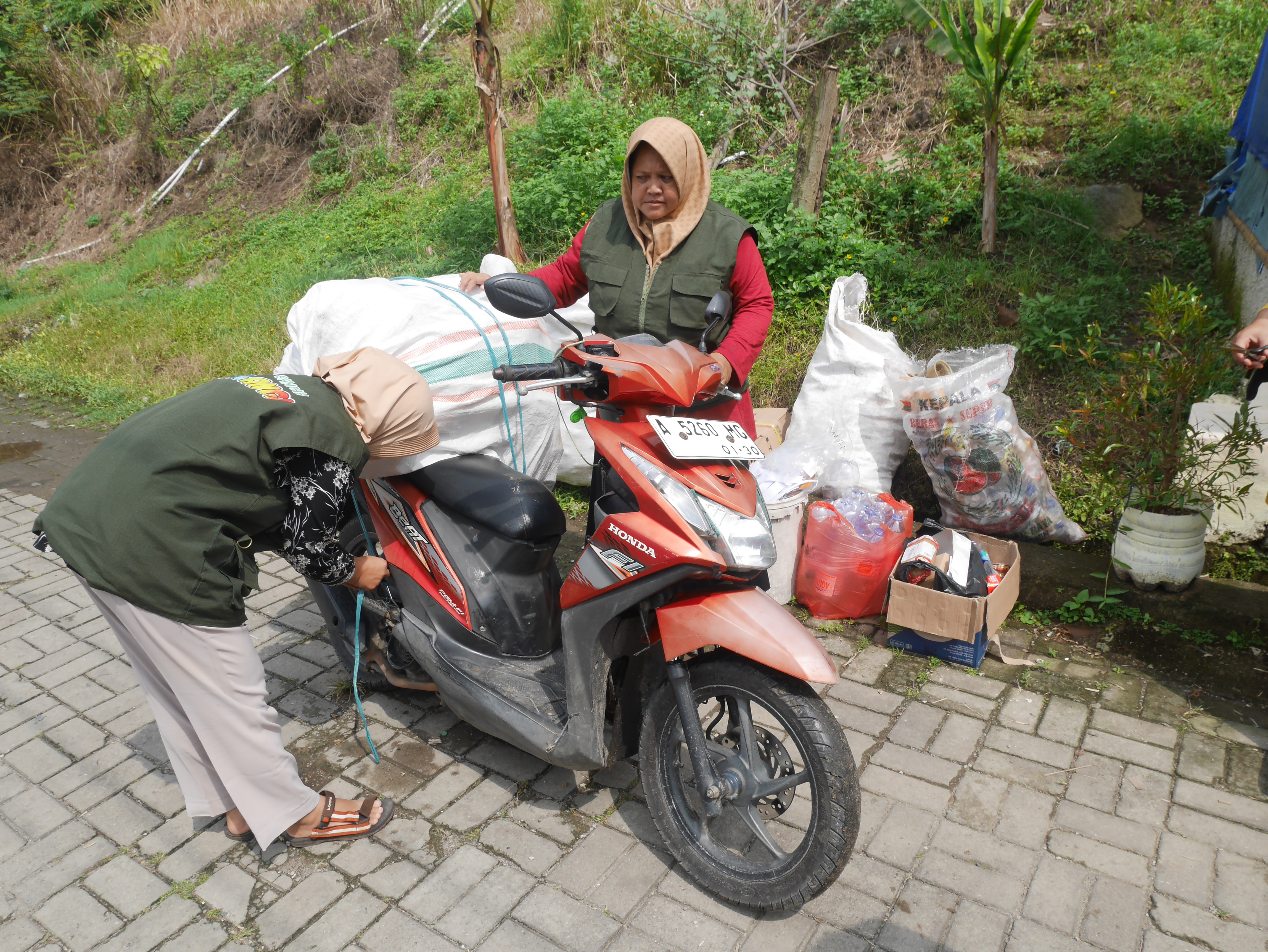 Pengurus Bank Sampah Pelangi di Perumahan BCI, Cadasari, Kabupaten Pandeglang, Jumat (8/8/2025) tengah menimbang sampah kiriman warga.(Ari Supriadi/tangselpos.id)