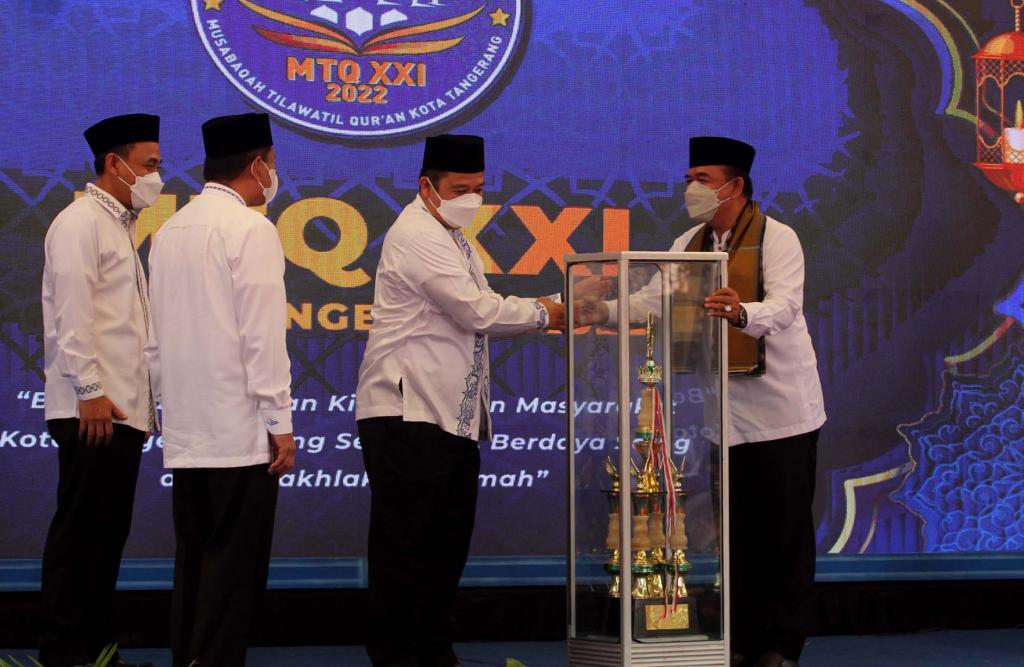 Walikota Tangerang Arief R. Wismansyah (dua kanan) membuka Musabaqah Tilawatil Quran (MTQ) XXI tingkat Kota Tangerang di Kantor Pusat Pemerintahan Kota Tangerang, Banten (23/05/2022).RANDY TRI KURNIAWAN / RM