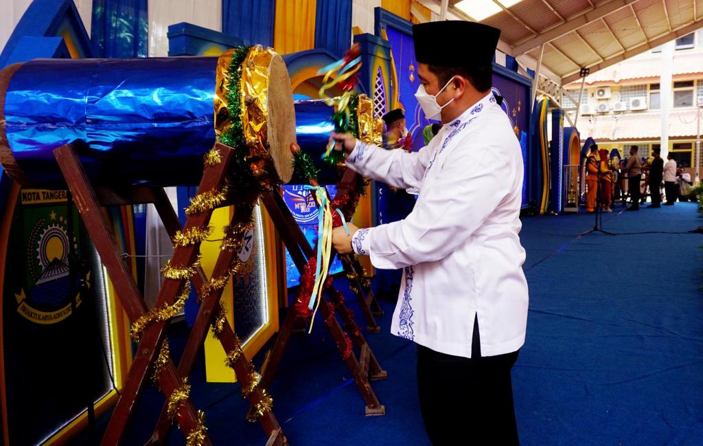 Walikota Tangerang Arief R. Wismansyah (dua kanan) membuka Musabaqah Tilawatil Quran (MTQ) XXI tingkat Kota Tangerang di Kantor Pusat Pemerintahan Kota Tangerang, Banten (23/05/2022).RANDY TRI KURNIAWAN / RM