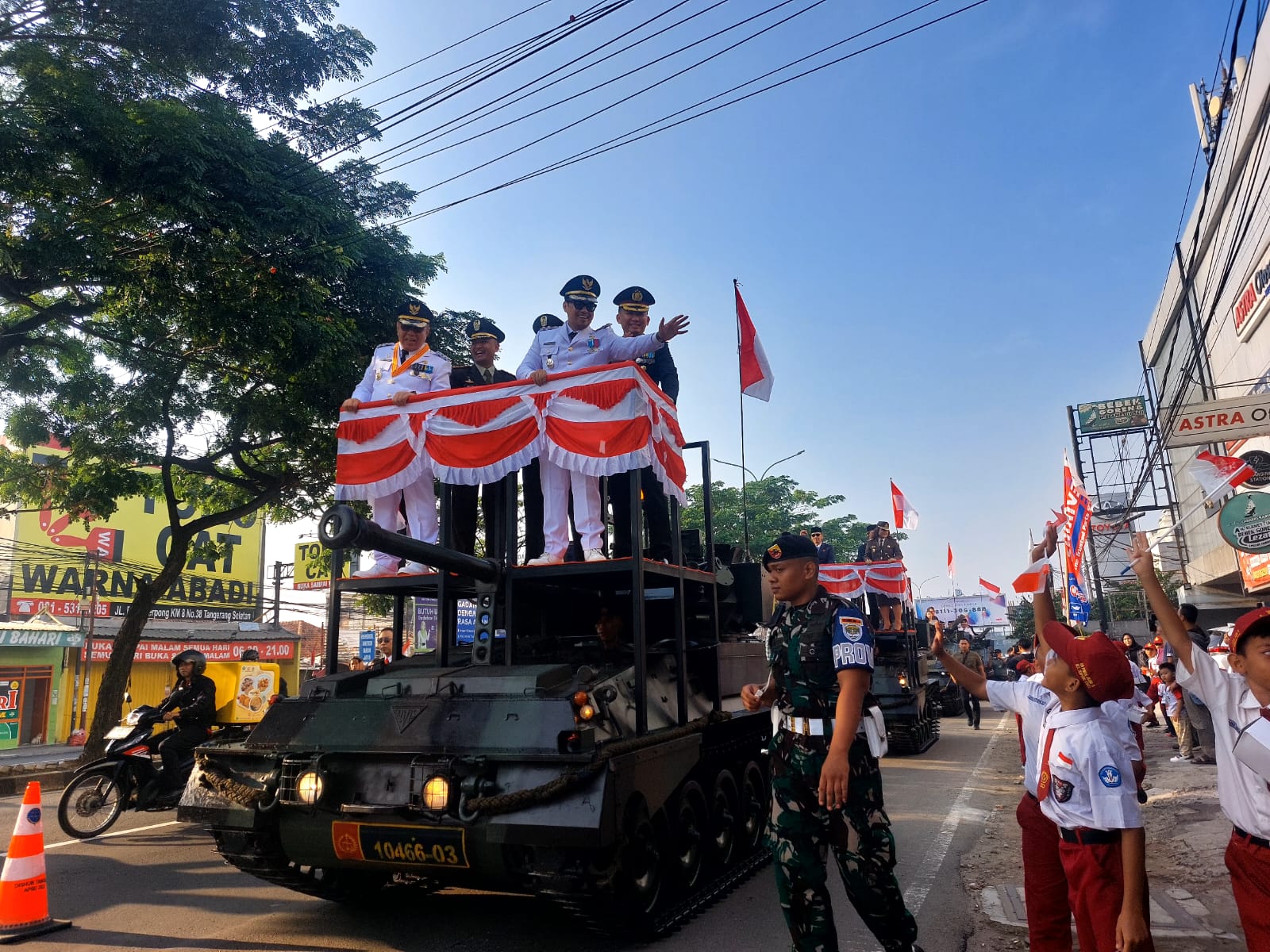 Menaiki tank tempur, Wali Kota dan Wakil Wali Kota Tangsel, Benyamin Davnie-Pilar Saga Ichsan disambut sorak sorai merdeka dari para siswa di sepanjang jalan menuju lapangan upacara. (tangselpos.id/rmn)