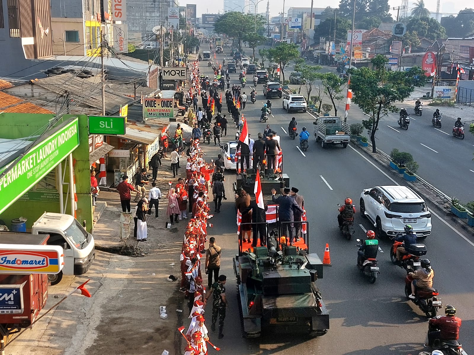 Menaiki tank tempur, Wali Kota dan Wakil Wali Kota Tangsel, Benyamin Davnie-Pilar Saga Ichsan disambut sorak sorai merdeka dari para siswa di sepanjang jalan menuju lapangan upacara. (tangselpos.id/rmn)