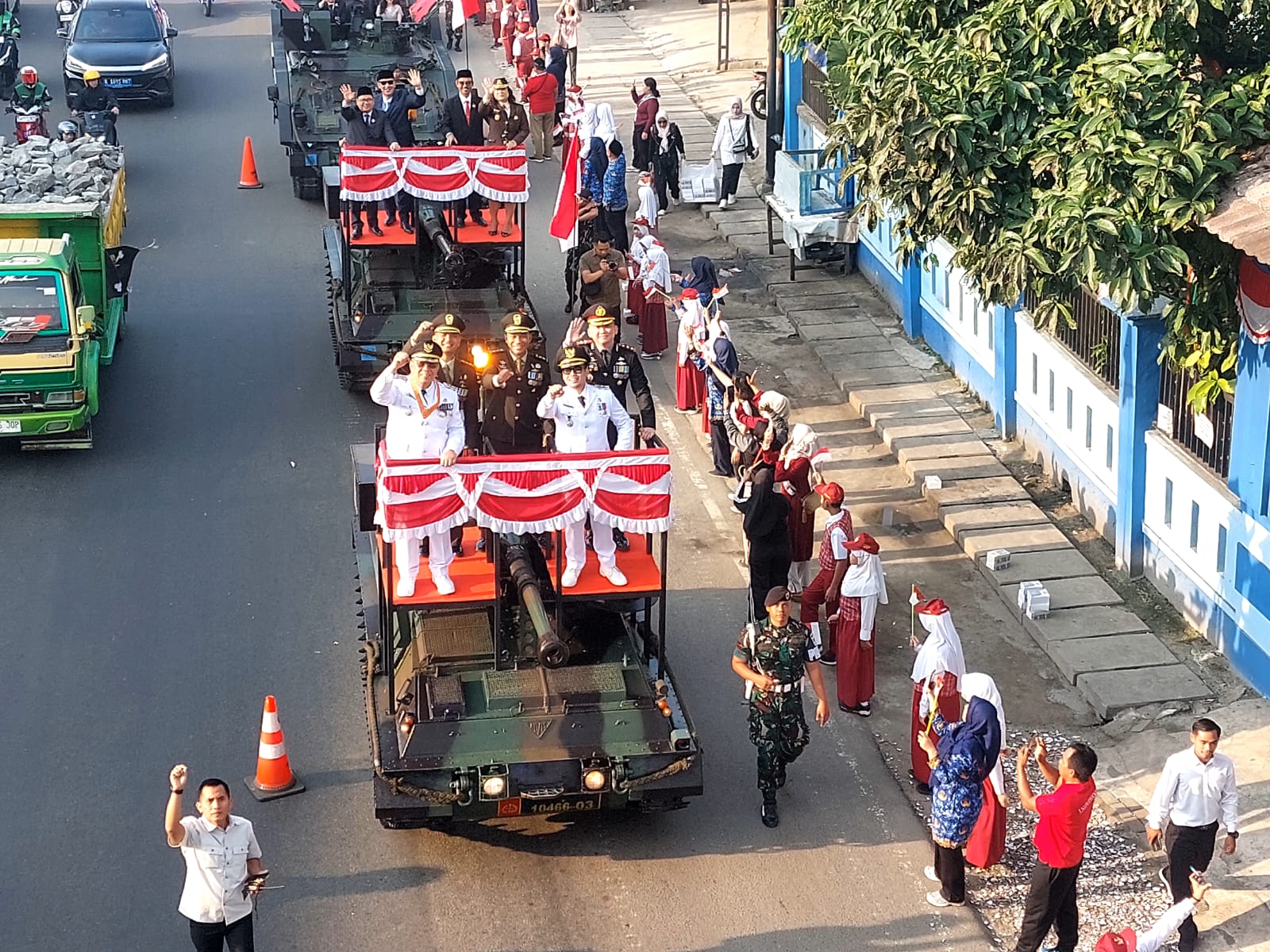 Menaiki tank tempur, Wali Kota dan Wakil Wali Kota Tangsel, Benyamin Davnie-Pilar Saga Ichsan disambut sorak sorai merdeka dari para siswa di sepanjang jalan menuju lapangan upacara. (tangselpos.id/rmn)