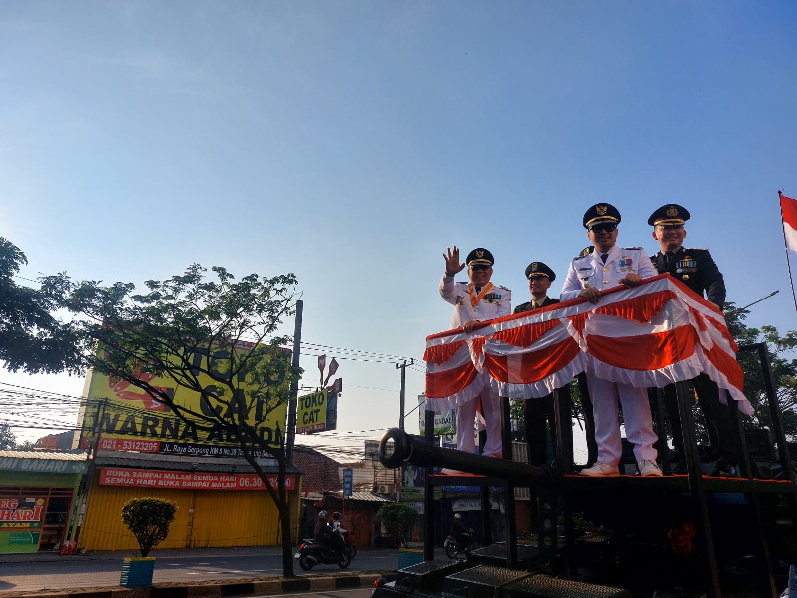 Menaiki tank tempur, Wali Kota dan Wakil Wali Kota Tangsel, Benyamin Davnie-Pilar Saga Ichsan disambut sorak sorai merdeka dari para siswa di sepanjang jalan menuju lapangan upacara. (tangselpos.id/rmn)