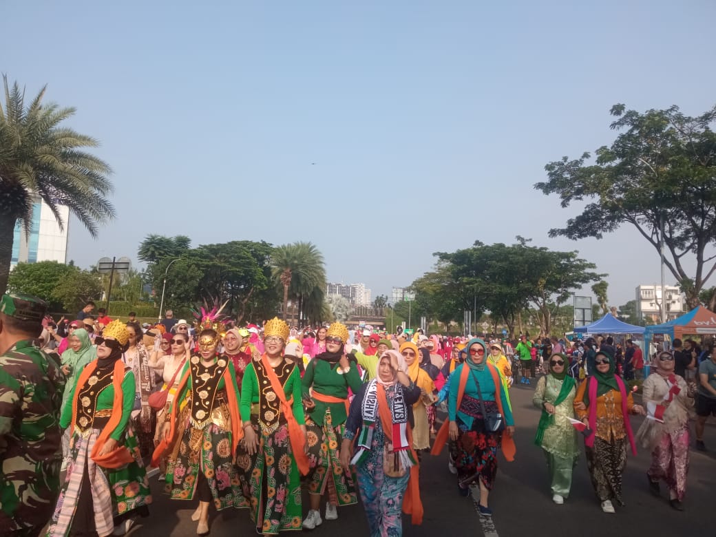Parade Budaya, Tangsel Berkebaya Wali Kota Tangerang Selatan, Benyamin Davnie membuka Parade Budaya Tangsel Berkebaya di Car Free Day Bintaro, Minggu (19/11/2023). (tangselpos.id/ay)