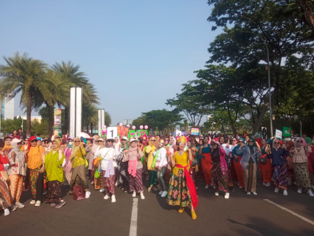 Wali Kota Tangerang Selatan, Benyamin Davnie membuka Parade Budaya Tangsel Berkebaya di Car Free Day Bintaro, Minggu (19/11/2023). (tangselpos.id/ay)