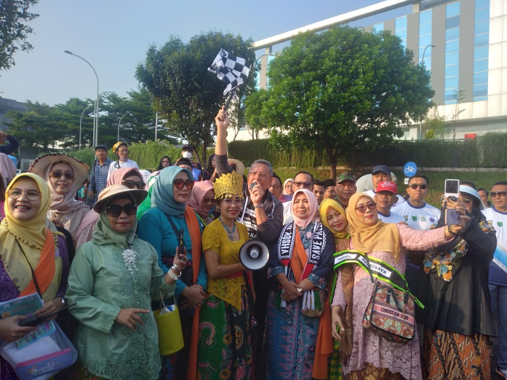 Wali Kota Tangerang Selatan, Benyamin Davnie membuka Parade Budaya Tangsel Berkebaya di Car Free Day Bintaro, Minggu (19/11/2023). (tangselpos.id/ay)