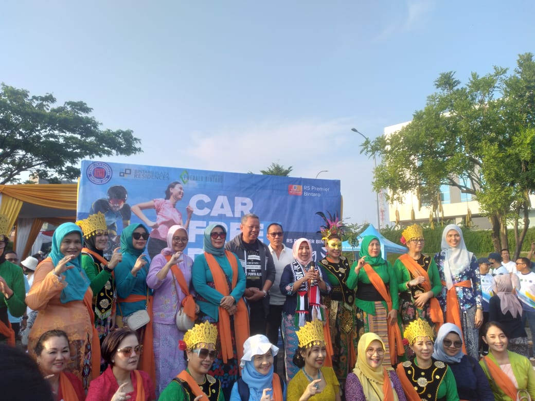 Parade Budaya, Tangsel Berkebaya Wali Kota Tangerang Selatan, Benyamin Davnie membuka Parade Budaya Tangsel Berkebaya di Car Free Day Bintaro, Minggu (19/11/2023). (tangselpos.id/ay)