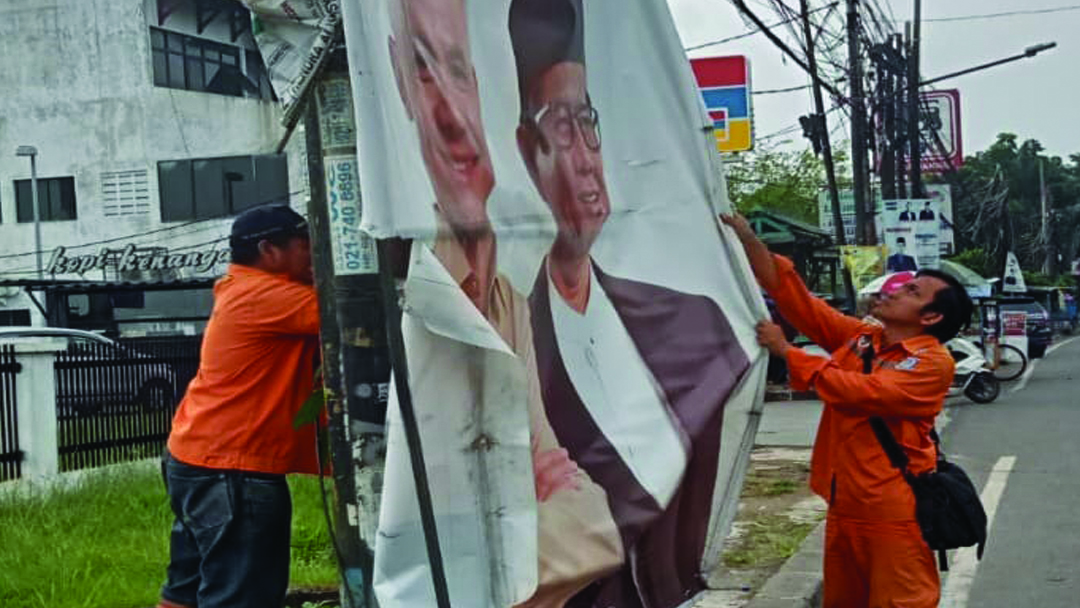 Pesapon Korwil Ciputat melakukan penertiban Alat Peraga Kampanye (APK) di Jalan Dewi Sartika, Ciputat, Tangerang Selatan, Senin (12/02/2024). (tangselpos.id/lim)