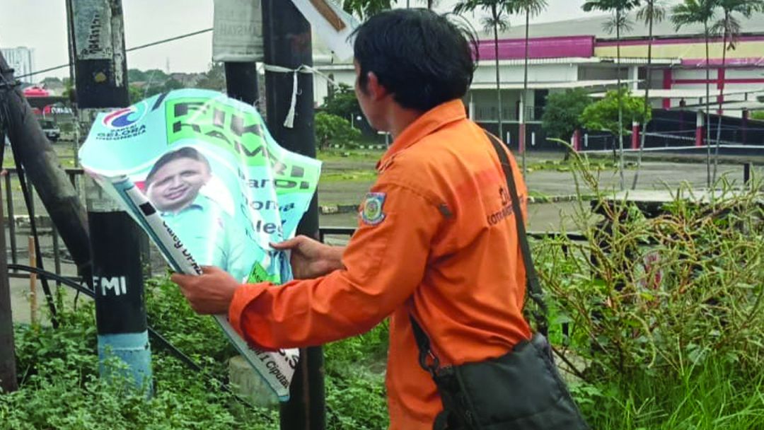 Pesapon Korwil Ciputat melakukan penertiban Alat Peraga Kampanye (APK) di Jalan Dewi Sartika, Ciputat, Tangerang Selatan, Senin (12/02/2024). (tangselpos.id/lim)