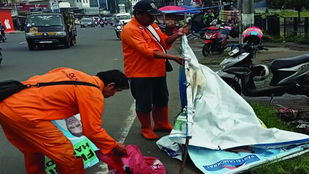 Pesapon Korwil Ciputat melakukan penertiban Alat Peraga Kampanye (APK) di Jalan Dewi Sartika, Ciputat, Tangerang Selatan, Senin (12/02/2024). (tangselpos.id/lim)