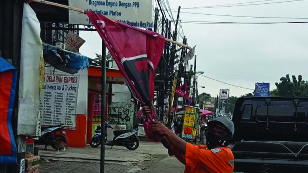 Pesapon Korwil Ciputat melakukan penertiban Alat Peraga Kampanye (APK) di Jalan Dewi Sartika, Ciputat, Tangerang Selatan, Senin (12/02/2024). (tangselpos.id/lim)