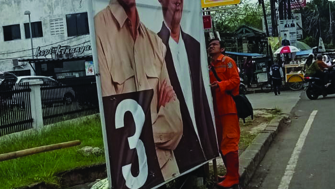 Pesapon Korwil Ciputat melakukan penertiban Alat Peraga Kampanye (APK) di Jalan Dewi Sartika, Ciputat, Tangerang Selatan, Senin (12/02/2024). (tangselpos.id/lim)