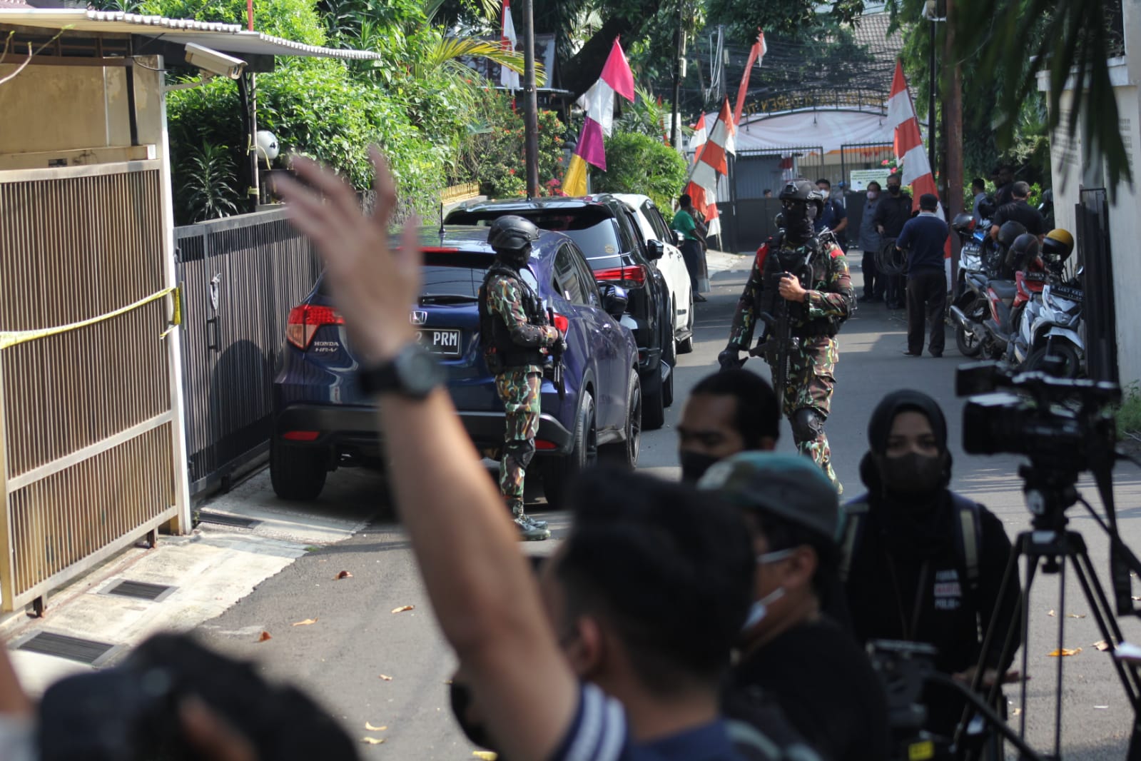 Penjagaan yang ketat dari Pasukan Brimob di rumah Ferdy Sambo di Duren Tiga, Jakarta Selatan saat dilakukan rekontruksi pada Selasa (30/8). (Putu Wahyu Rama/RM)