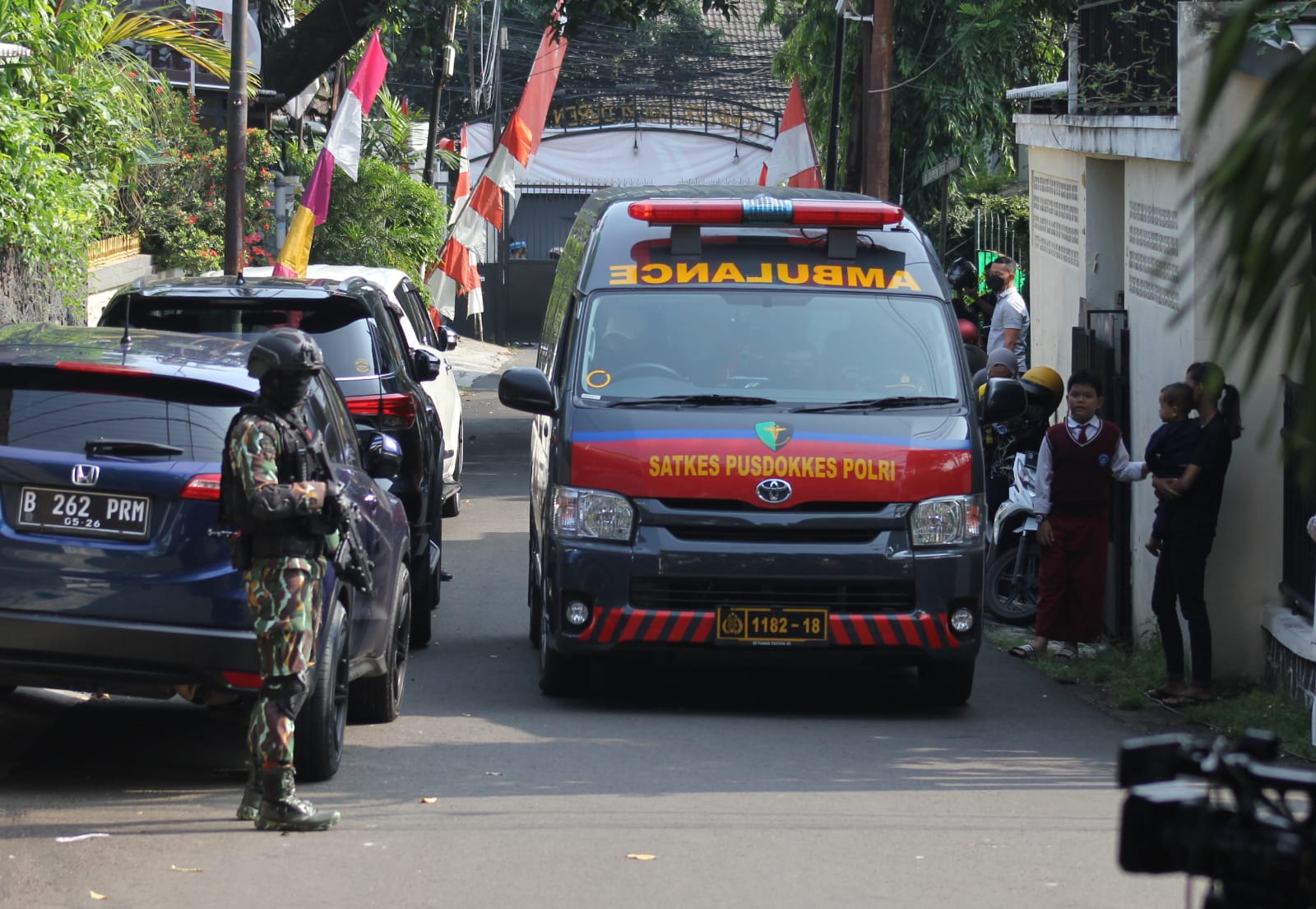 Penjagaan yang ketat dari Pasukan Brimob di rumah Ferdy Sambo di Duren Tiga, Jakarta Selatan saat dilakukan rekontruksi pada Selasa (30/8). (Putu Wahyu Rama/RM)