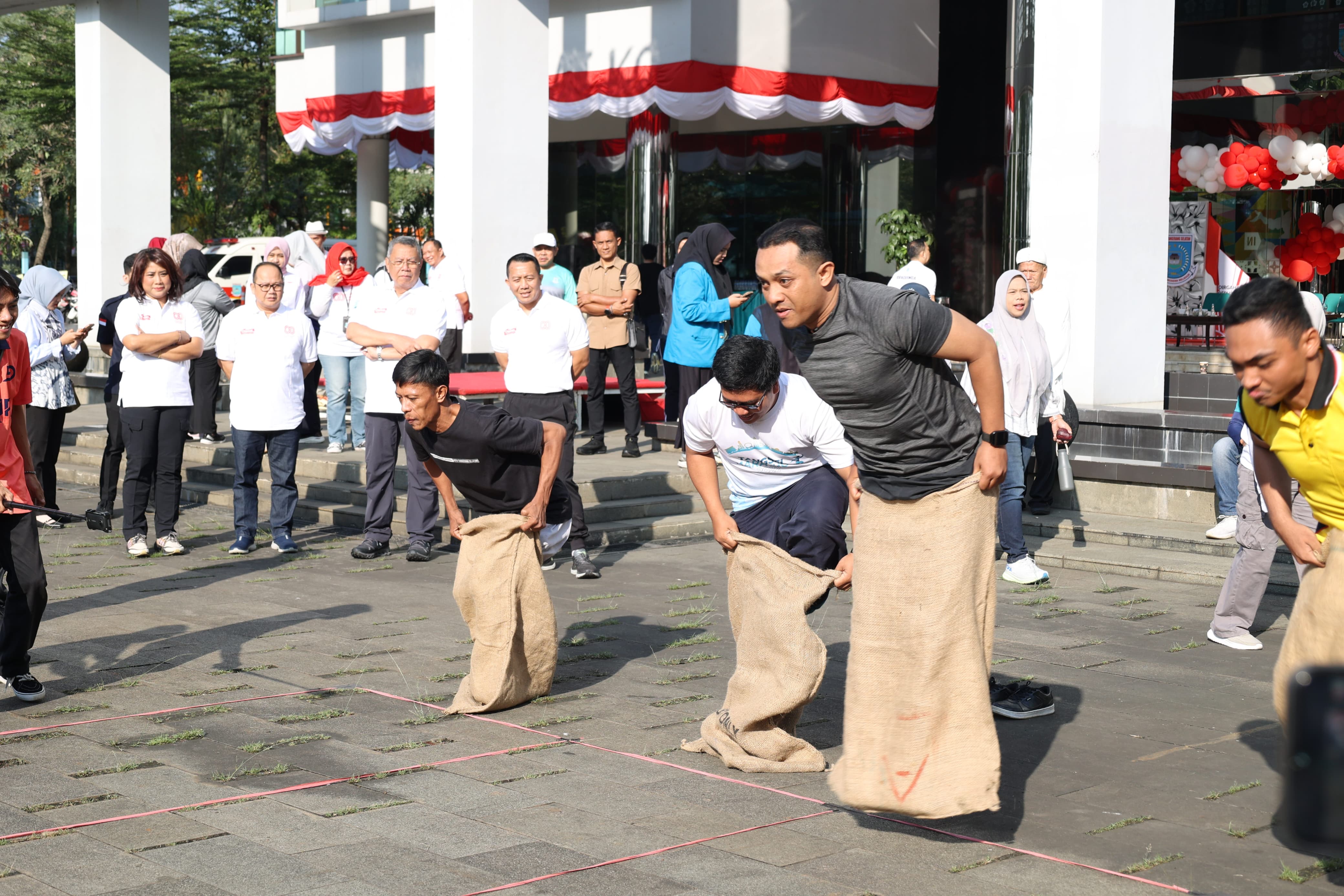 Rangkaian lomba HUT ke-80 RI yang digelar Pemkot Tangsel, Jumat (15/8/2025). (tangselpos.id/irm)