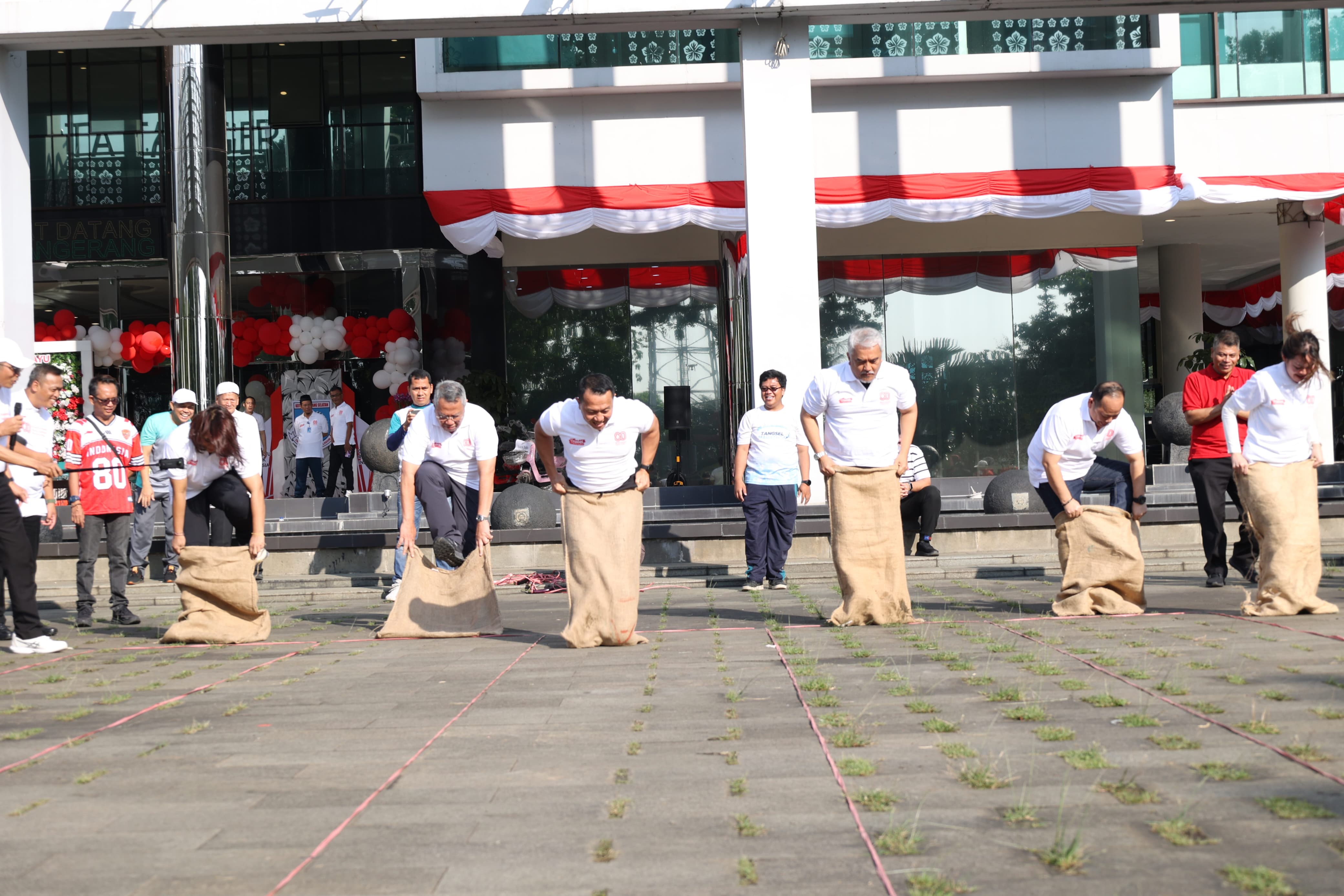Rangkaian lomba HUT ke-80 RI yang digelar Pemkot Tangsel, Jumat (15/8/2025). (tangselpos.id/irm)