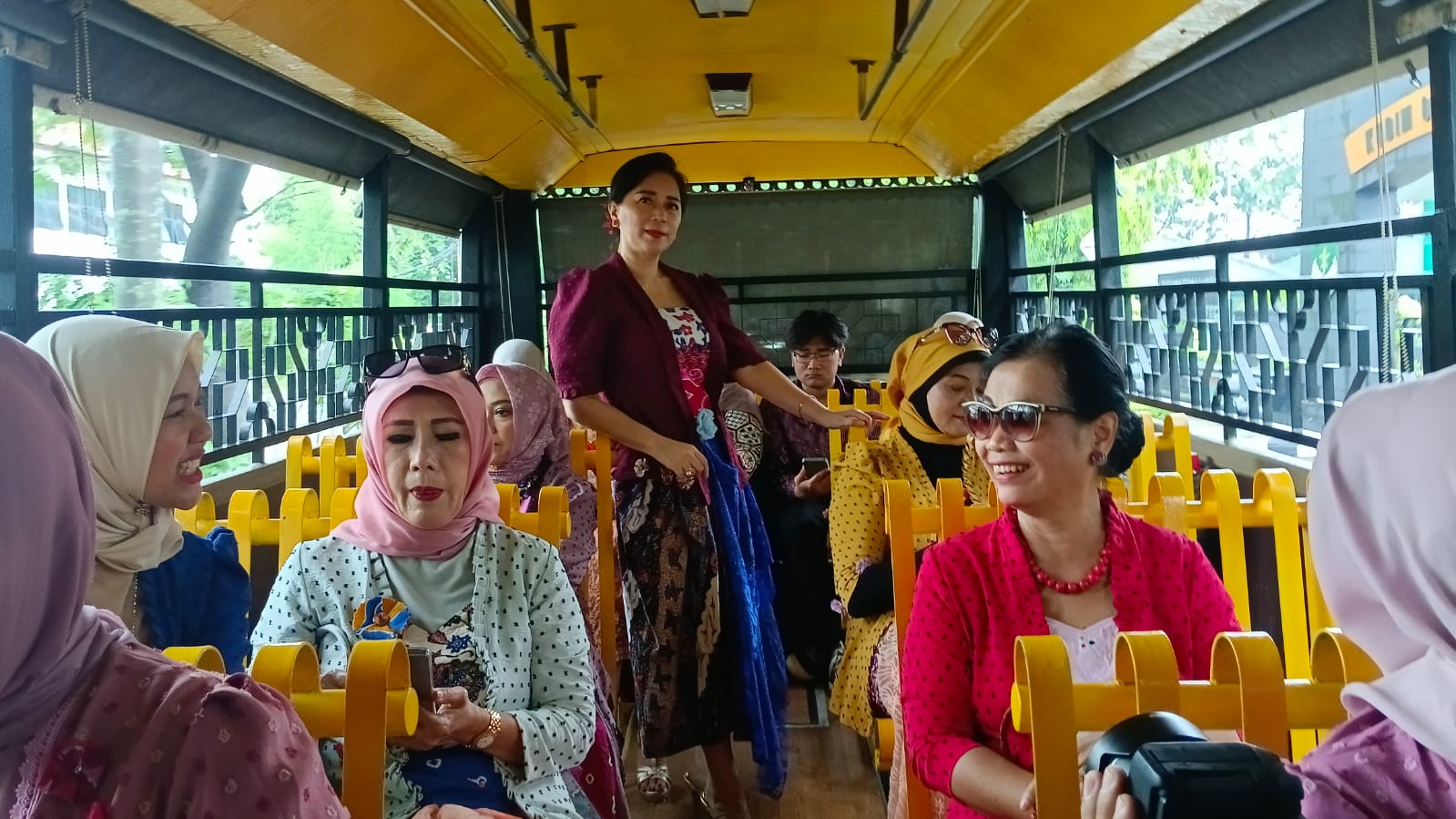 Hunting Foto parade batik di Bus Jawara, pada Kamis (2/10/2025). (Dok.Kotret)