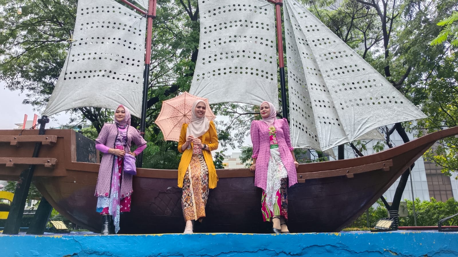 Hunting Foto parade batik di Bus Jawara, pada Kamis (2/10/2025). (Dok.Kotret)