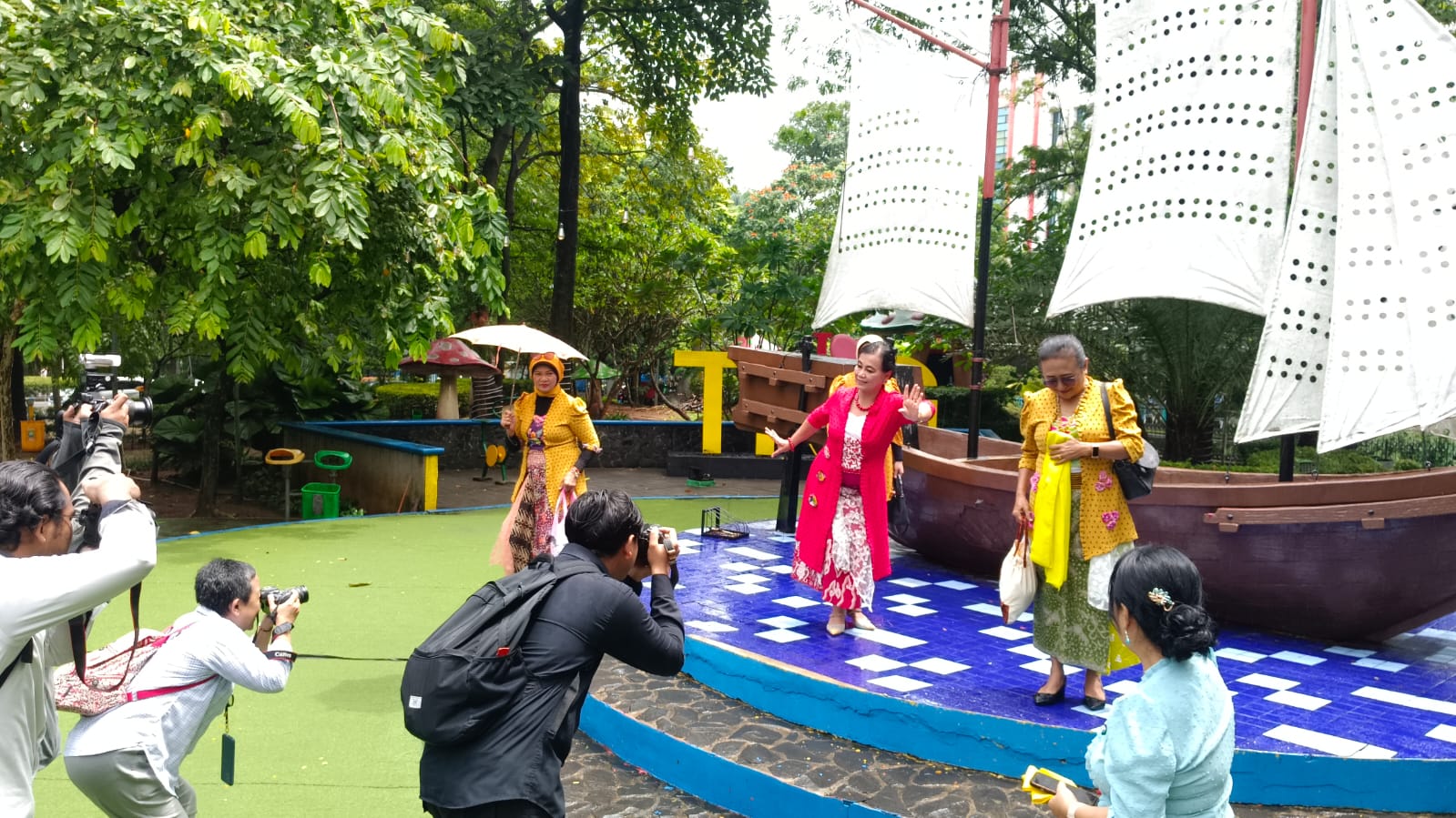 Hunting Foto parade batik di Bus Jawara, pada Kamis (2/10/2025). (Dok.Kotret)