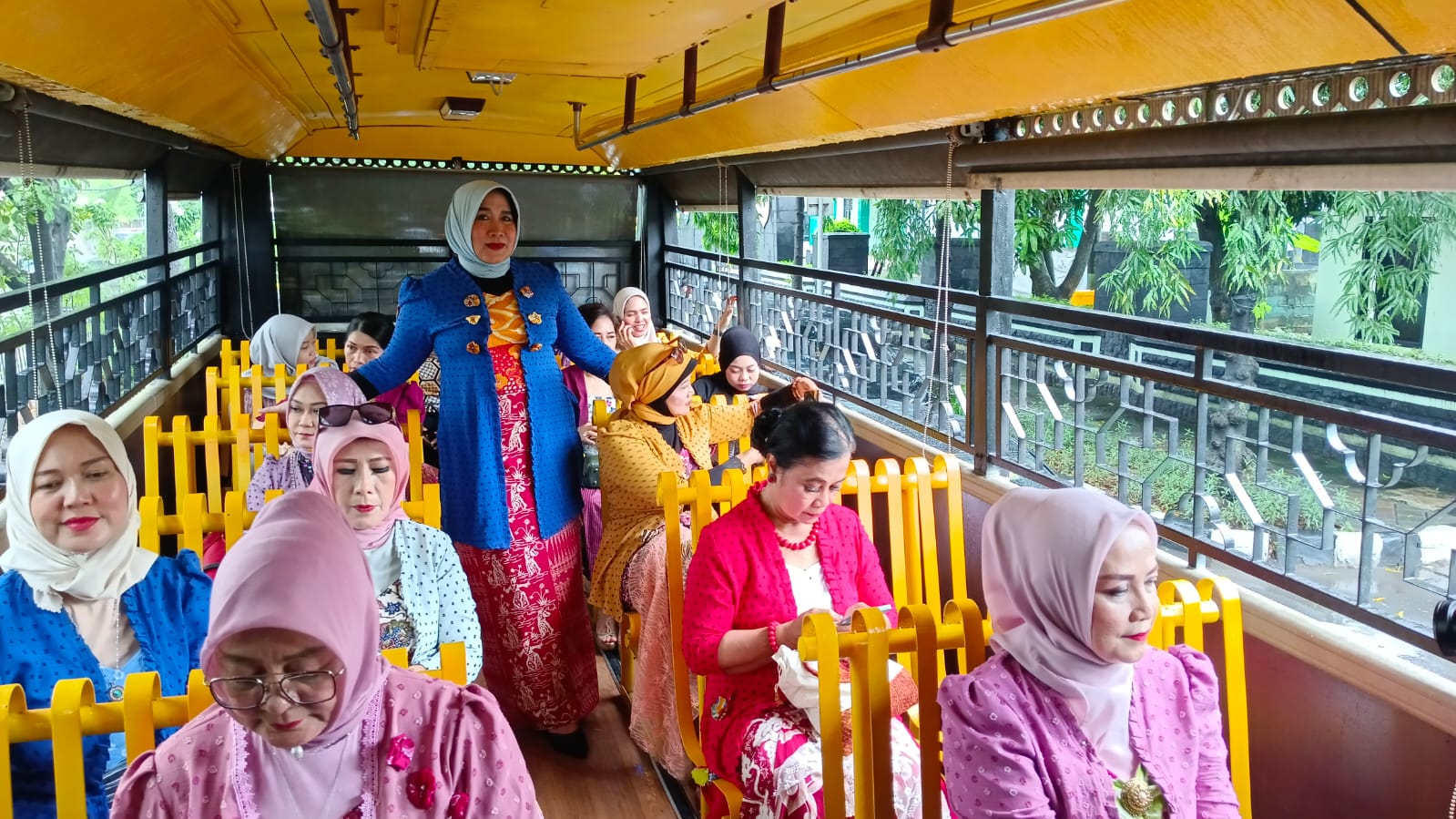 Hunting Foto parade batik di Bus Jawara, pada Kamis (2/10/2025). (Dok.Kotret)