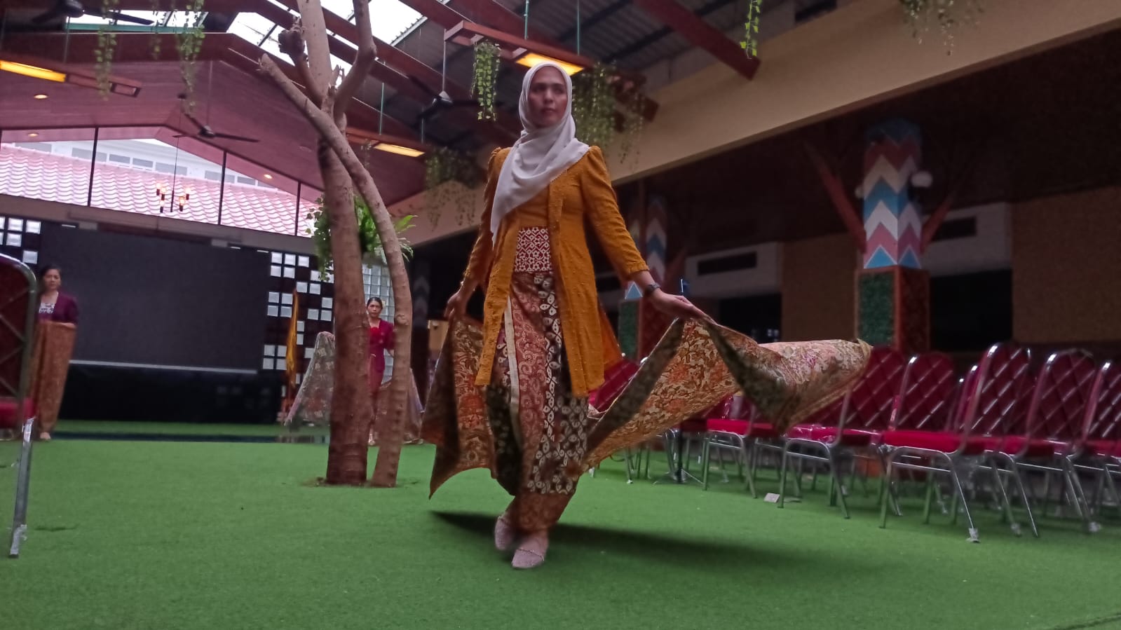 Hunting Foto parade batik di Bus Jawara, pada Kamis (2/10/2025). (Dok.Kotret)