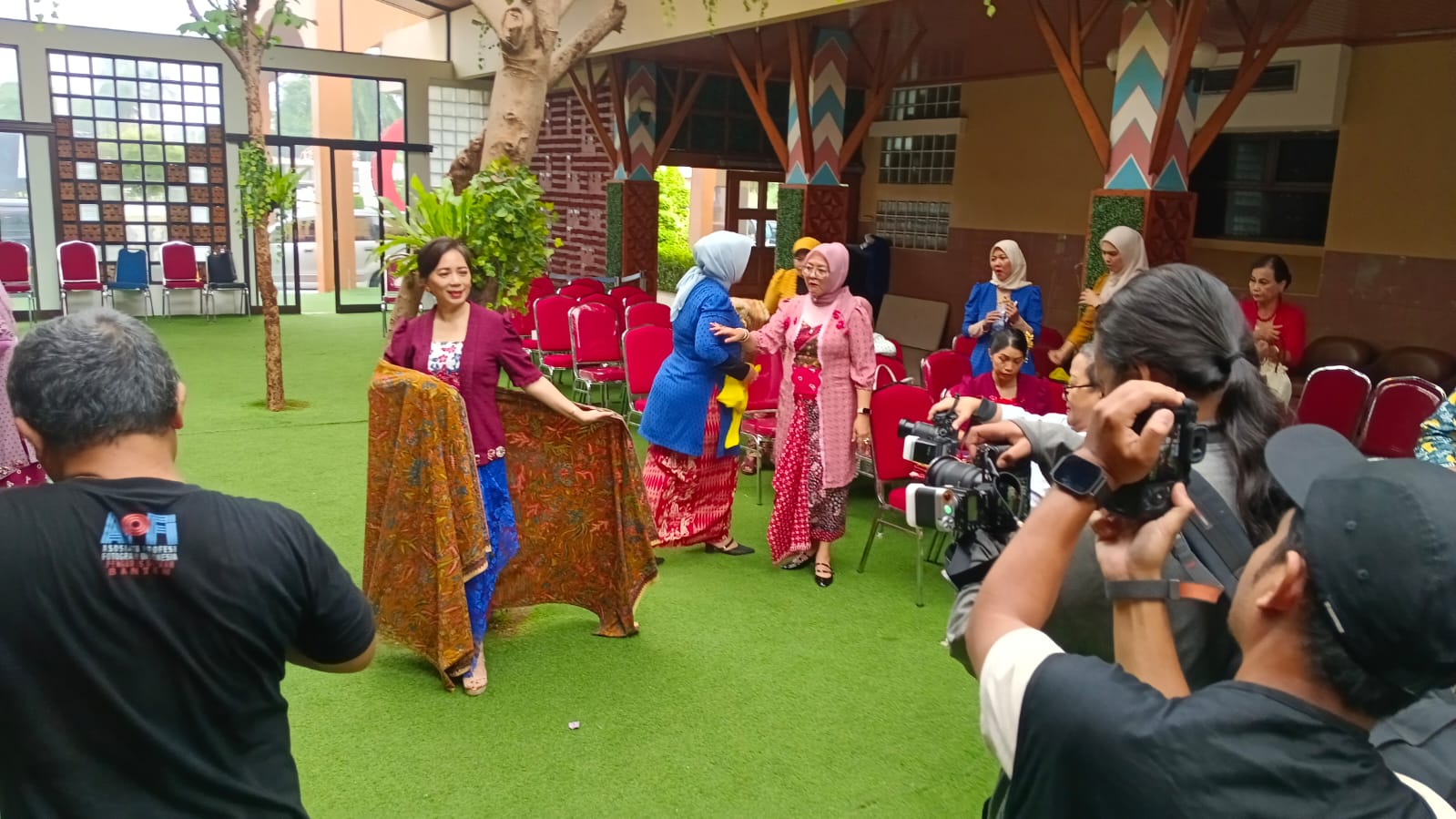 Hunting Foto parade batik di Bus Jawara, pada Kamis (2/10/2025). (Dok.Kotret)