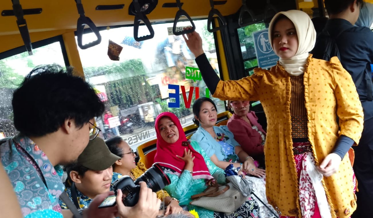 Hunting Foto parade batik di Bus Jawara, pada Kamis (2/10/2025). (Dok.Kotret)