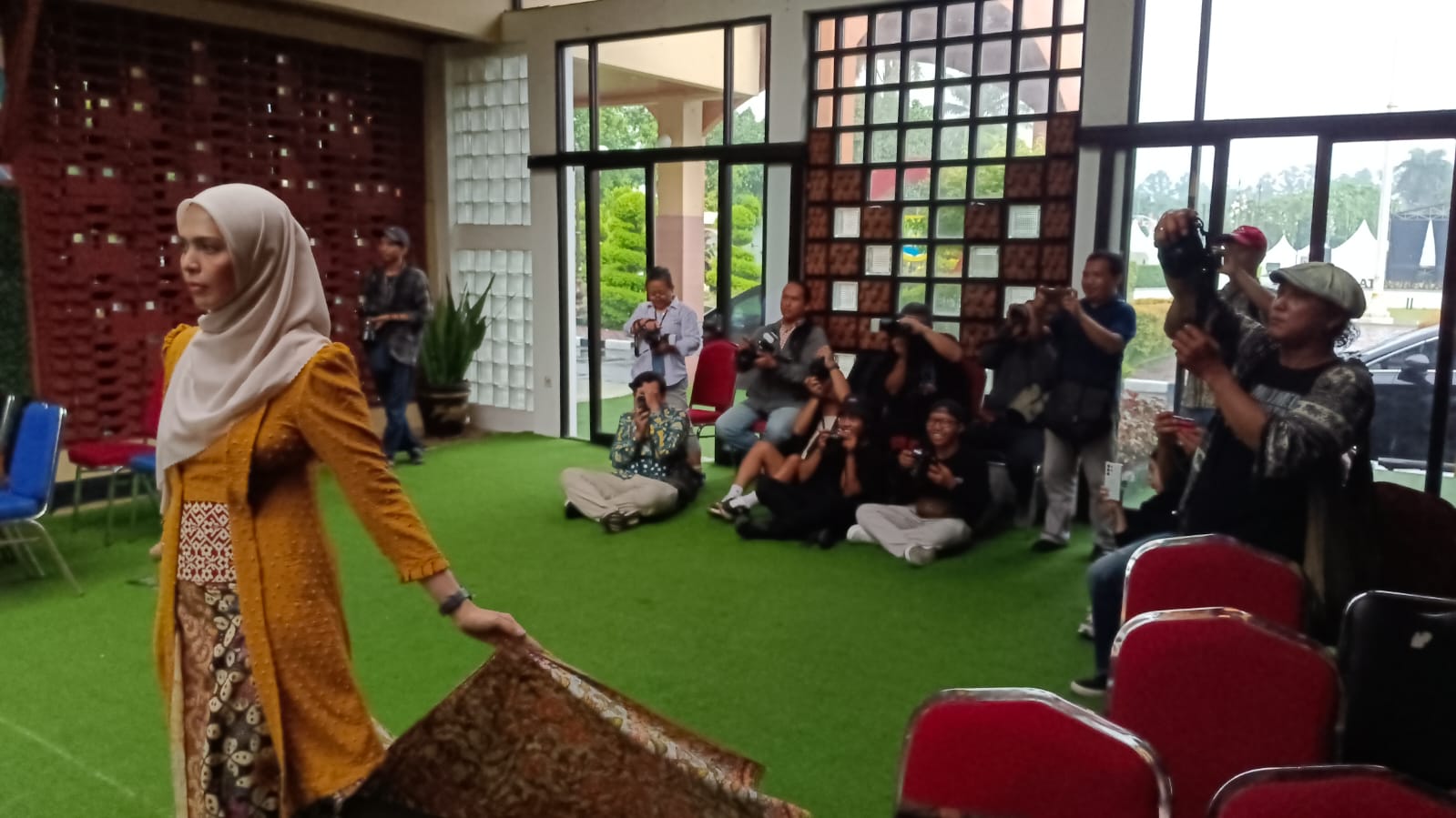 Hunting Foto parade batik di Bus Jawara, pada Kamis (2/10/2025). (Dok.Kotret)