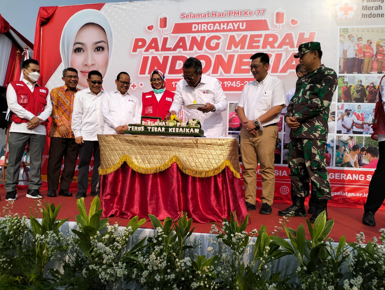 Ketua PMI Tangerang Selatan (Tangsel), Airin Rachmi Diany dalam acara apel peringatan HUT ke-77 PMI di Lapangan Cilenggang, Serpong, Tangerang, Minggu (18/9/2022). (tangselpos.id/rmn)