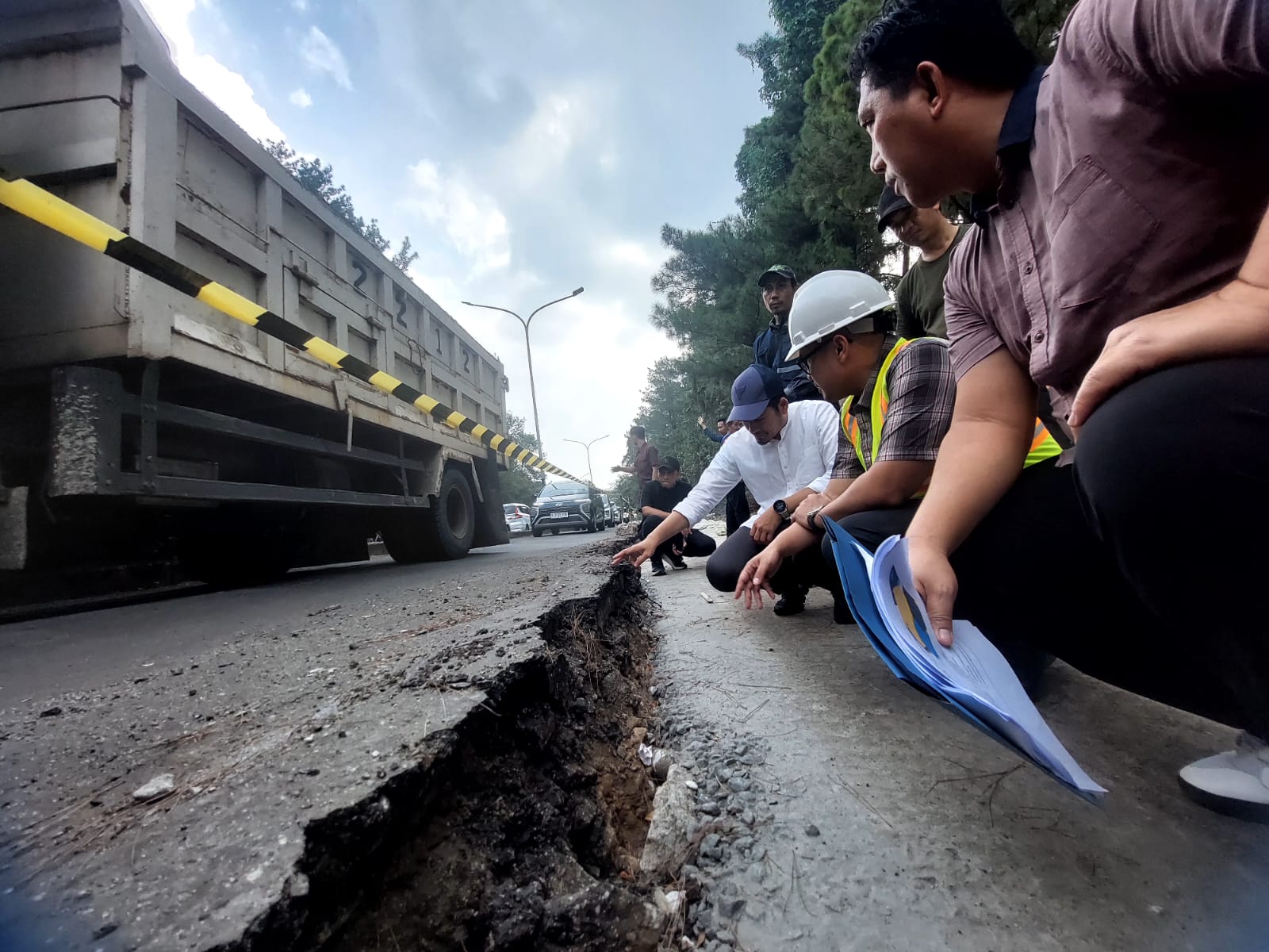 Wakil Wali Kota Tangsel, Pilar Saga Ichsan, meninjau langsung proyek peningkatan kualitas jalan di Griya Loka, Serpong, Jumat (25/7). (tangselpos.id/rmn)