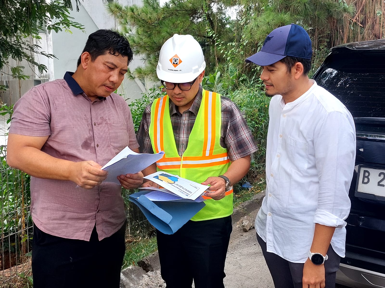 Wakil Wali Kota Tangsel, Pilar Saga Ichsan, meninjau langsung proyek peningkatan kualitas jalan di Griya Loka, Serpong, Jumat (25/7). (tangselpos.id/rmn)