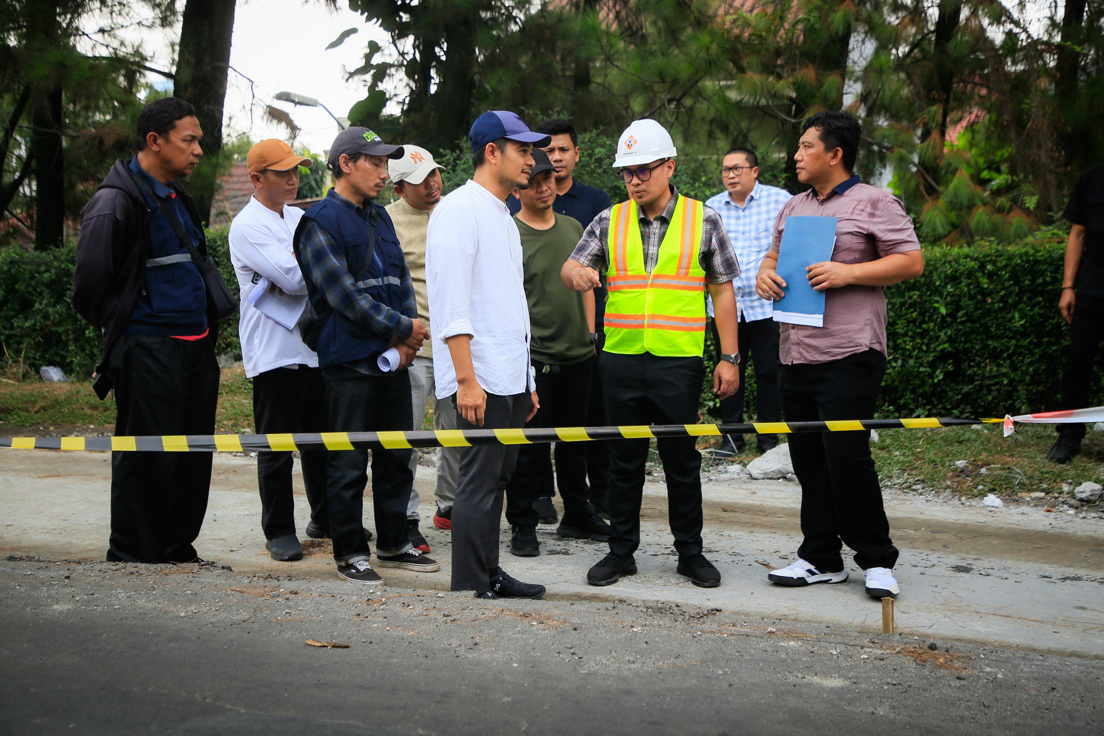 Wakil Wali Kota Tangsel, Pilar Saga Ichsan, meninjau langsung proyek peningkatan kualitas jalan di Griya Loka, Serpong, Jumat (25/7). (tangselpos.id/rmn)