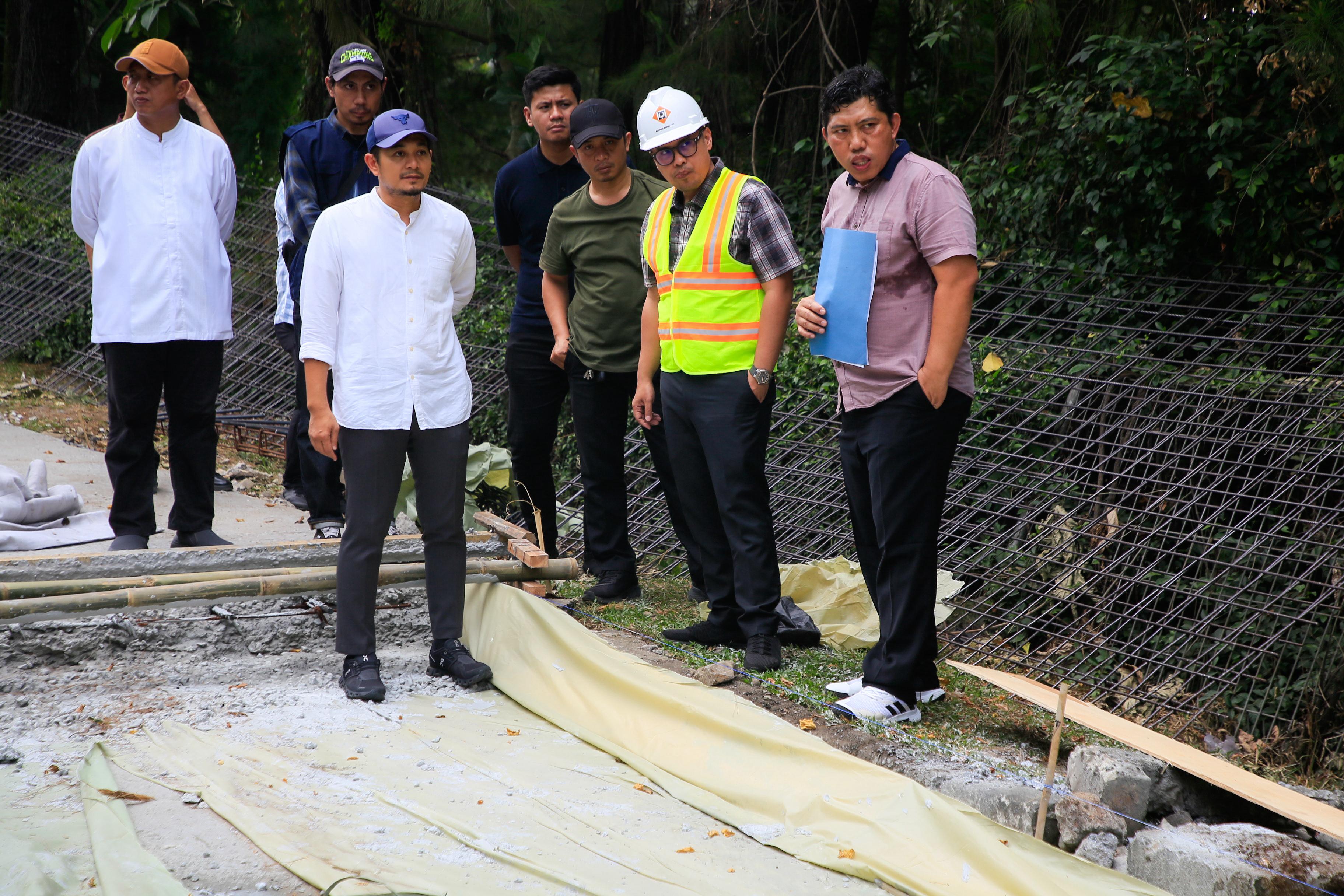 Wakil Wali Kota Tangsel, Pilar Saga Ichsan, meninjau langsung proyek peningkatan kualitas jalan di Griya Loka, Serpong, Jumat (25/7). (tangselpos.id/rmn)