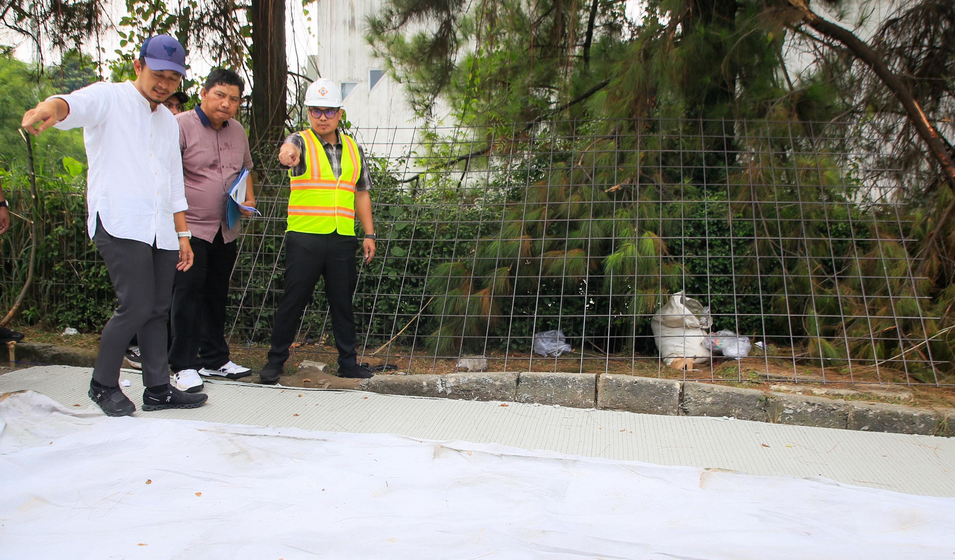 Wakil Wali Kota Tangsel, Pilar Saga Ichsan, meninjau langsung proyek peningkatan kualitas jalan di Griya Loka, Serpong, Jumat (25/7). (tangselpos.id/rmn)