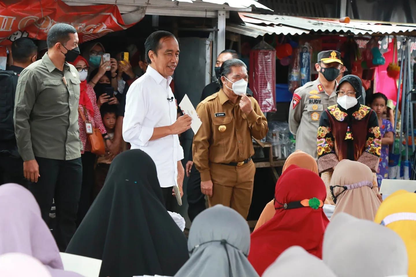 Pj Gubernur Banten Al Muktabar mendampingi Presiden Joko Widodo selama kunjungan kerja di Kabupaten Serang. (Dok. Humas Pemprov Banten)