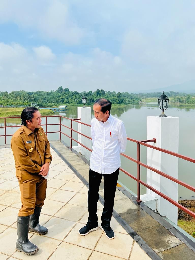 Pj Gubernur Banten Al Muktabar mendampingi Presiden Joko Widodo selama kunjungan kerja di Kabupaten Serang. (Dok. Humas Pemprov Banten)