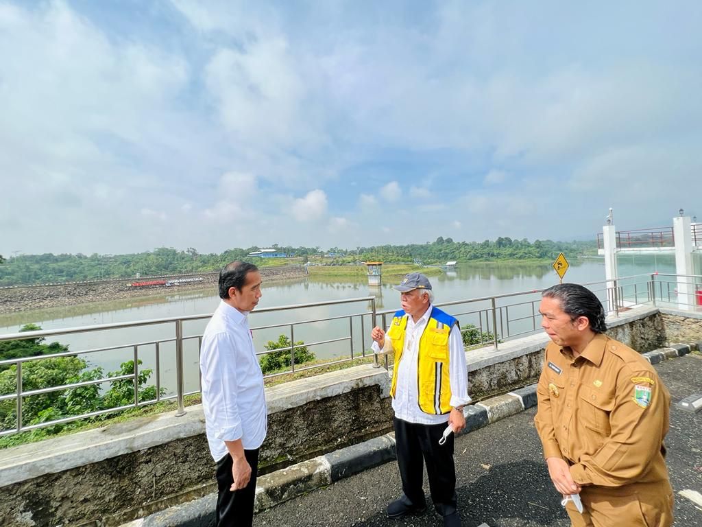 Pj Gubernur Banten Al Muktabar mendampingi Presiden Joko Widodo selama kunjungan kerja di Kabupaten Serang. (Dok. Humas Pemprov Banten)