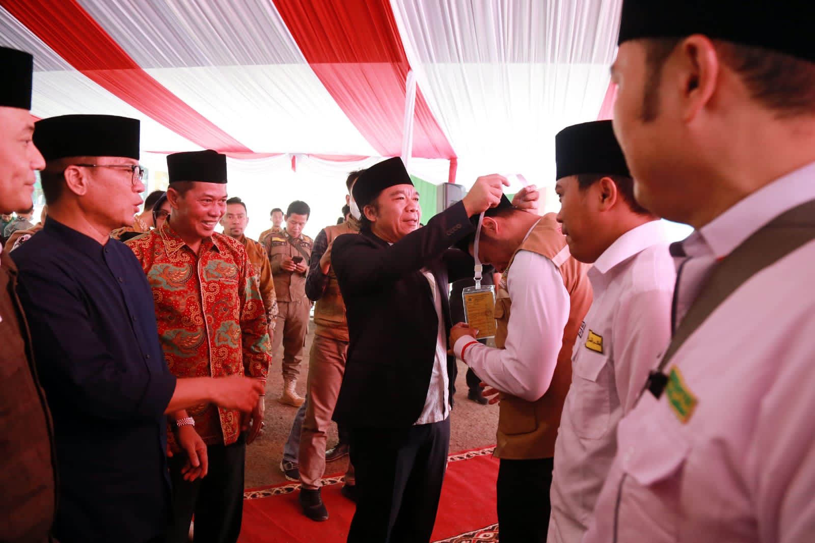 Penjabat (Pj) Gubernur Banten Al Muktabar melepas sejumlah calon jamaah haji asal Kota Serang. (Dok. Humas Pemprov Banten)