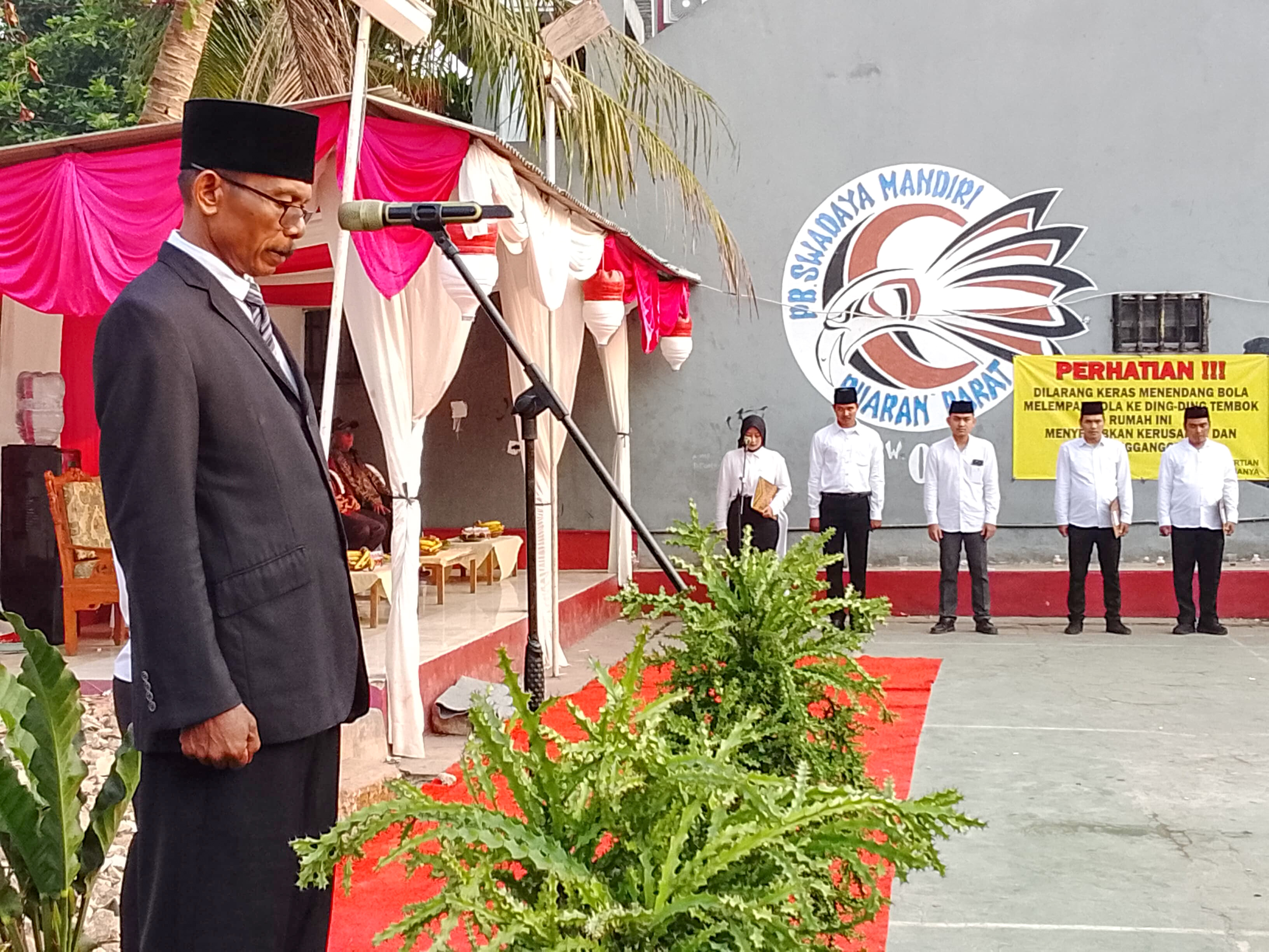 Petugas upacara dan jajaran pengurus berbaris rapi siap menjalankan tugas dalam upacara bendera HUT RI ke-81 di Kampung Buaran Barat. (tangselpos.id/lim)
