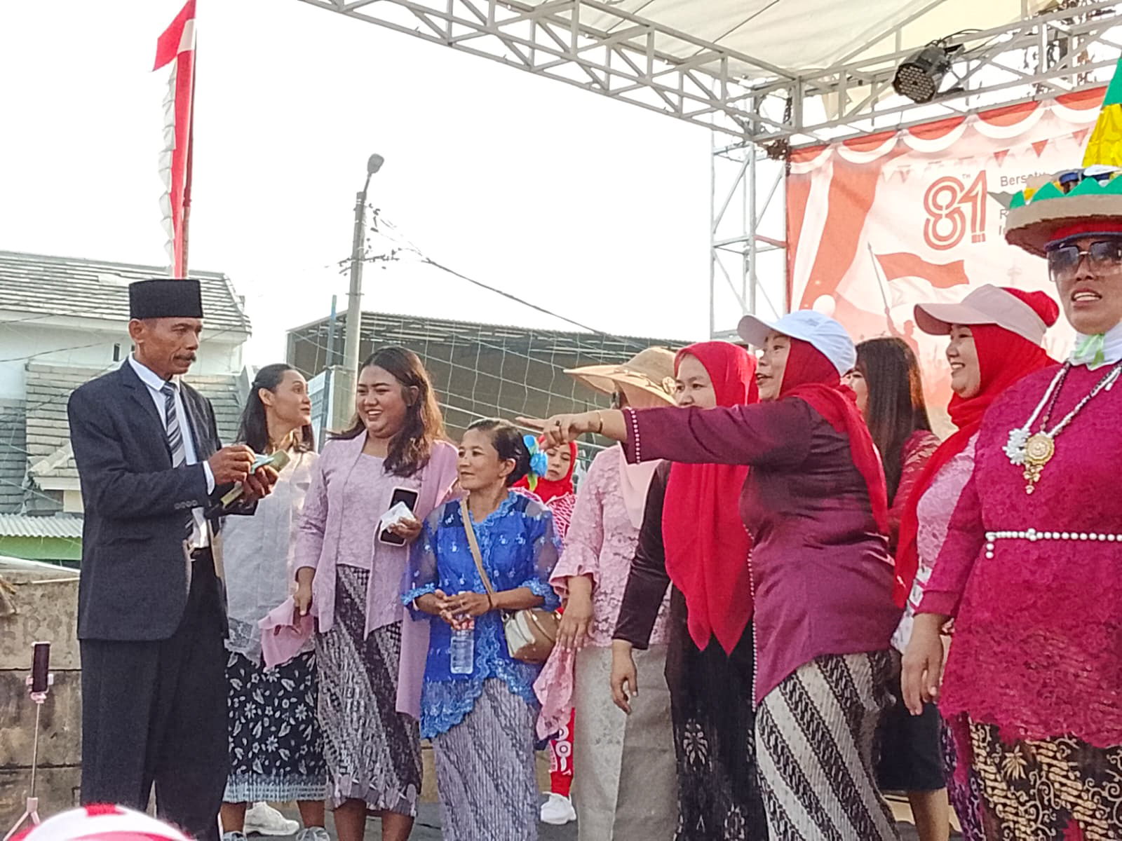 Petugas upacara dan jajaran pengurus berbaris rapi siap menjalankan tugas dalam upacara bendera HUT RI ke-81 di Kampung Buaran Barat. (tangselpos.id/lim)