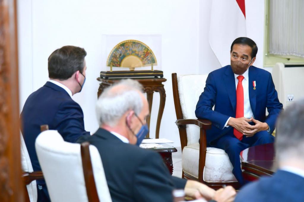 Presiden Joko Widodo memberi salam kepada Menteri Luar Negeri Serbia Nikola Selakovic