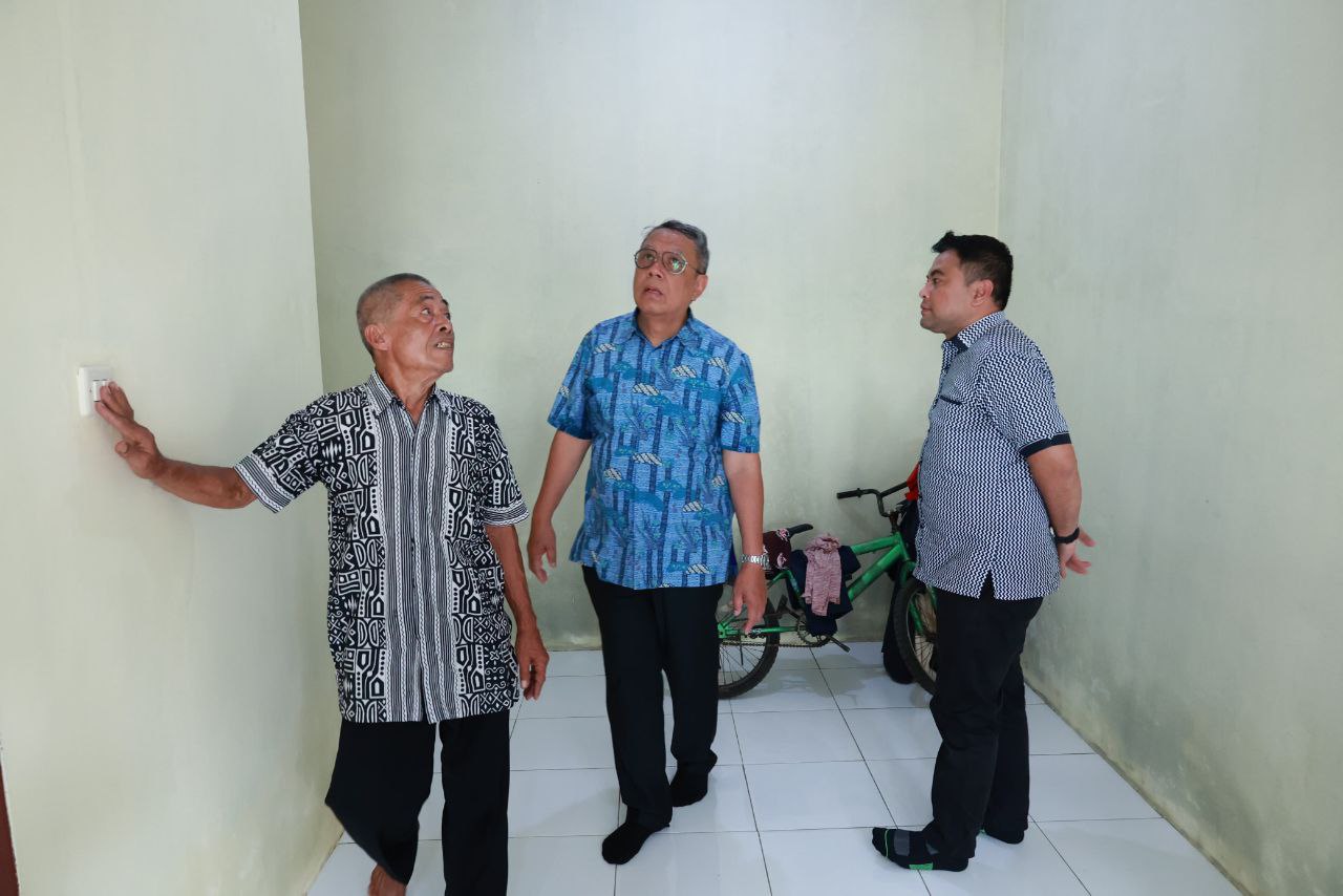Benyamin meresmikan salah satu rumah penerima manfaat bedah rumah di Kecamatan Setu, Kamis (04/07/2024). (Dok. Humas Pemkot Tangsel