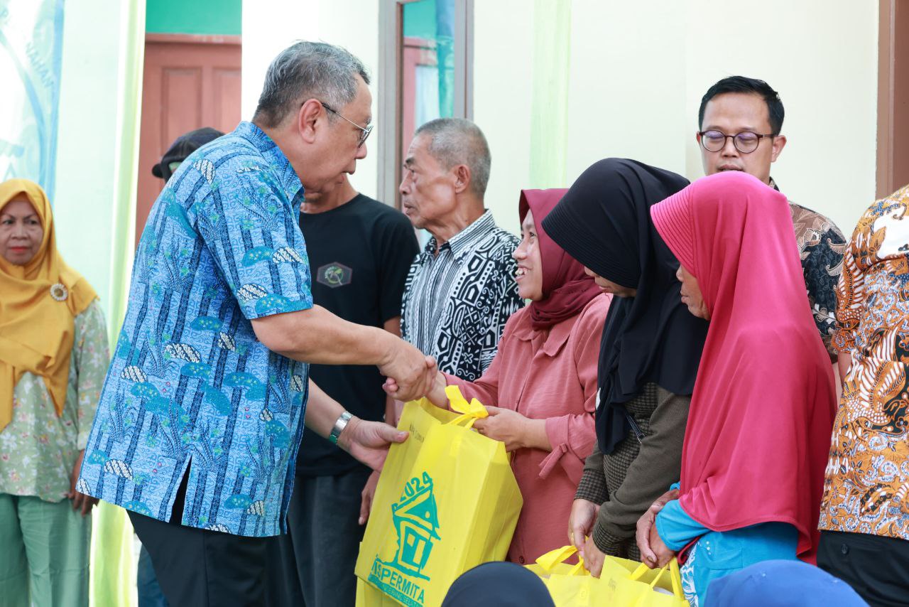 Benyamin meresmikan salah satu rumah penerima manfaat bedah rumah di Kecamatan Setu, Kamis (04/07/2024). (Dok. Humas Pemkot Tangsel
